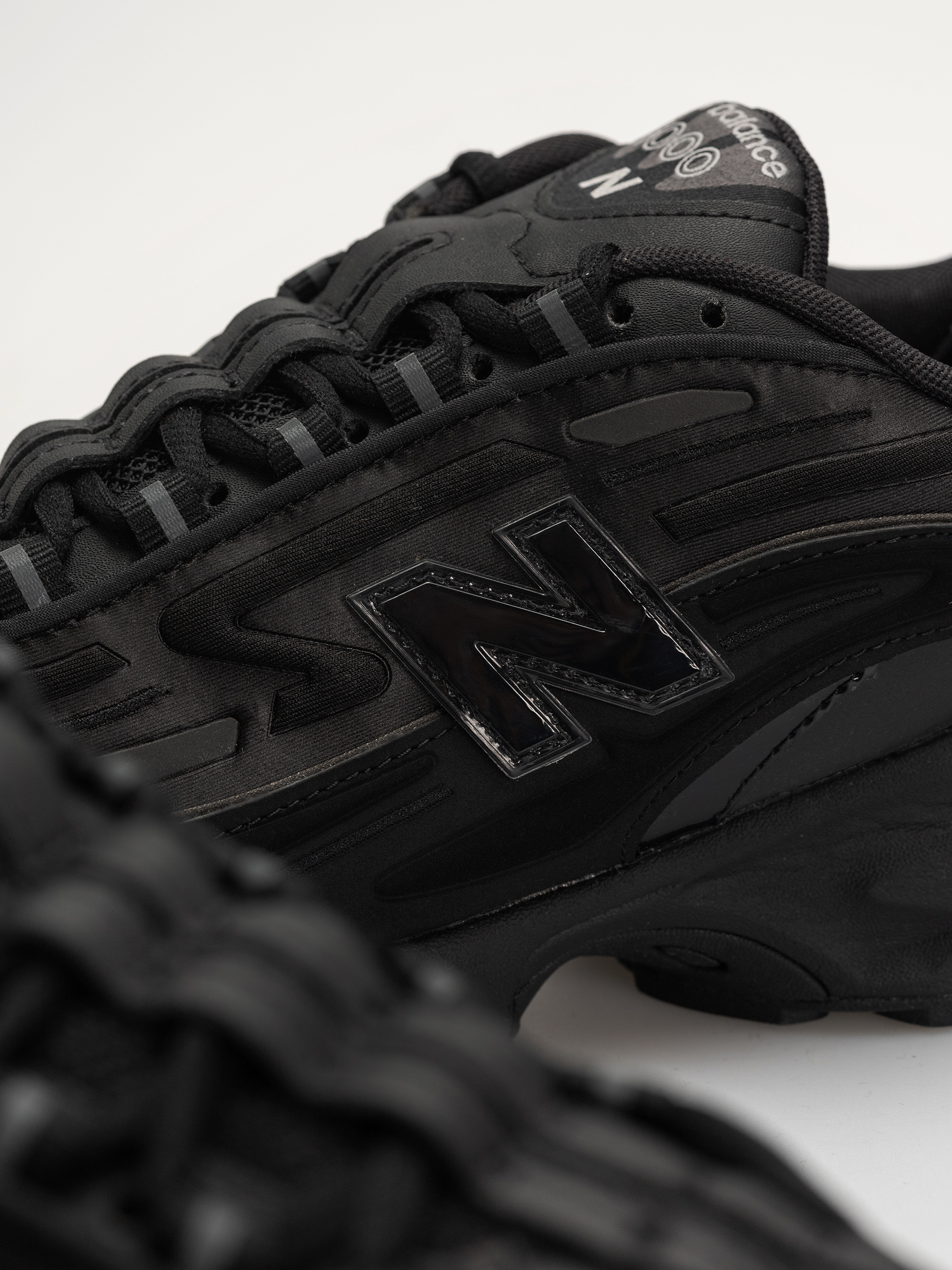 New Balance 1000 Cipők (black/black metallic/light gold metallic b)