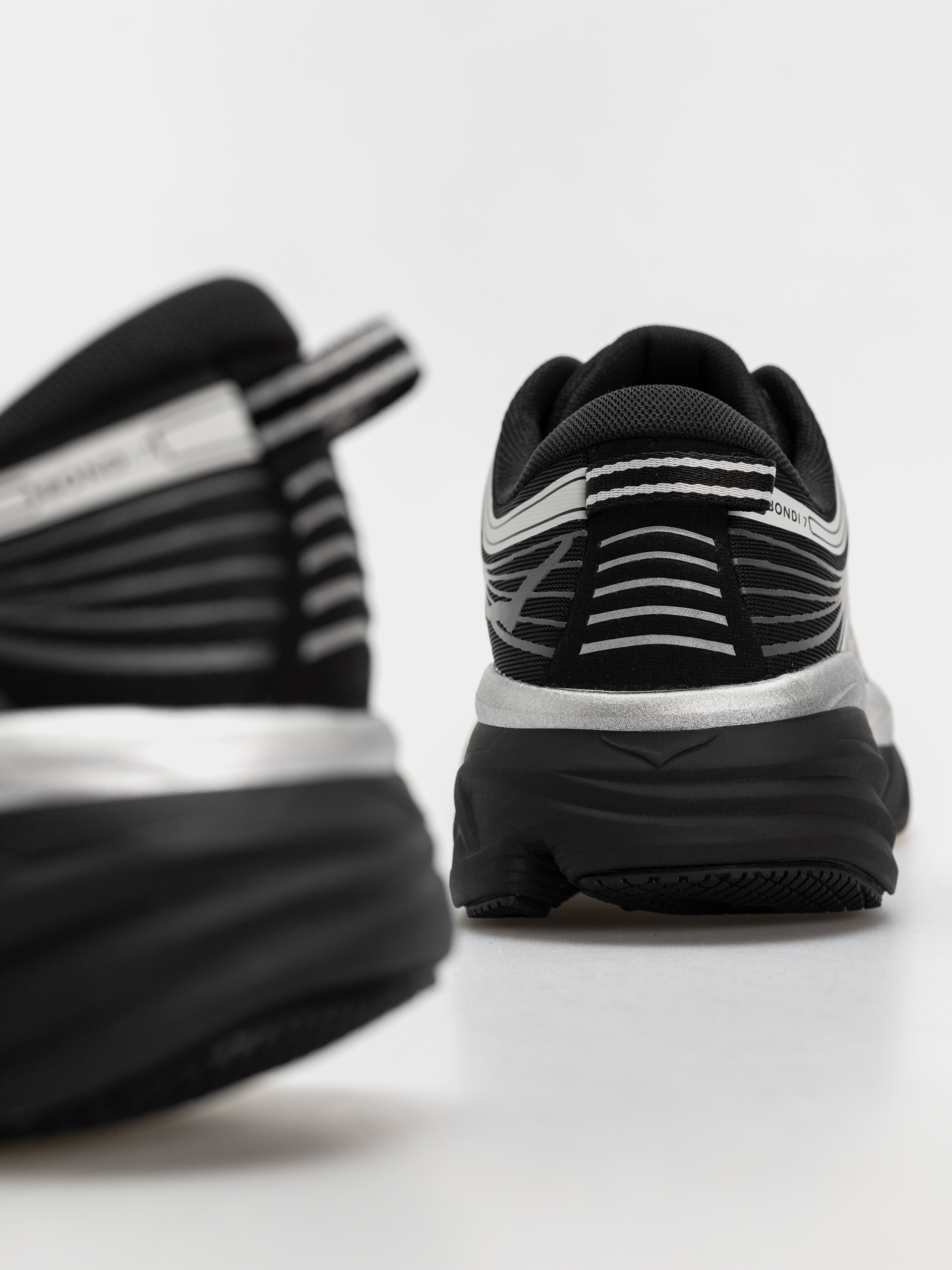 Hoka Bondi 7 Cipők (black/stardust)