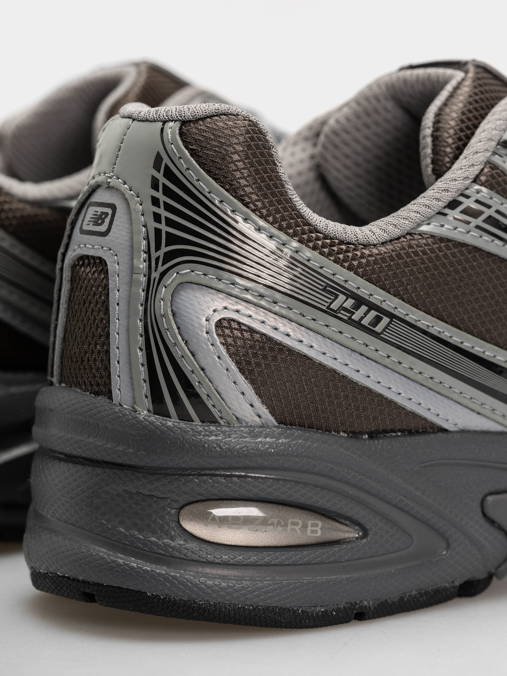 New Balance 740 Cipők (black metallic/castlerock pfp)