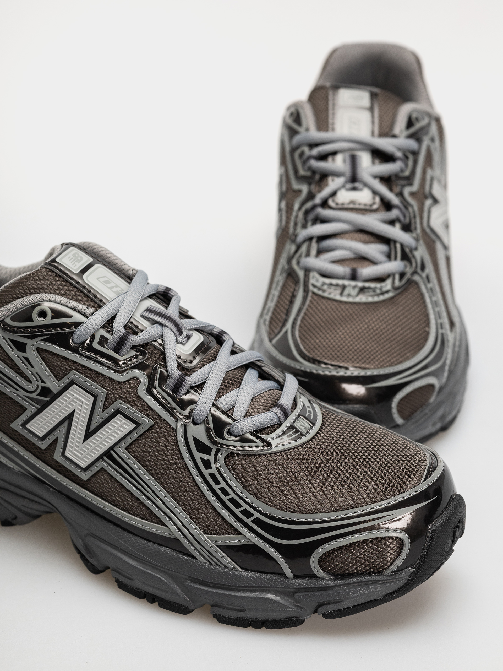 New Balance 740 Cipők (black metallic/castlerock pfp)