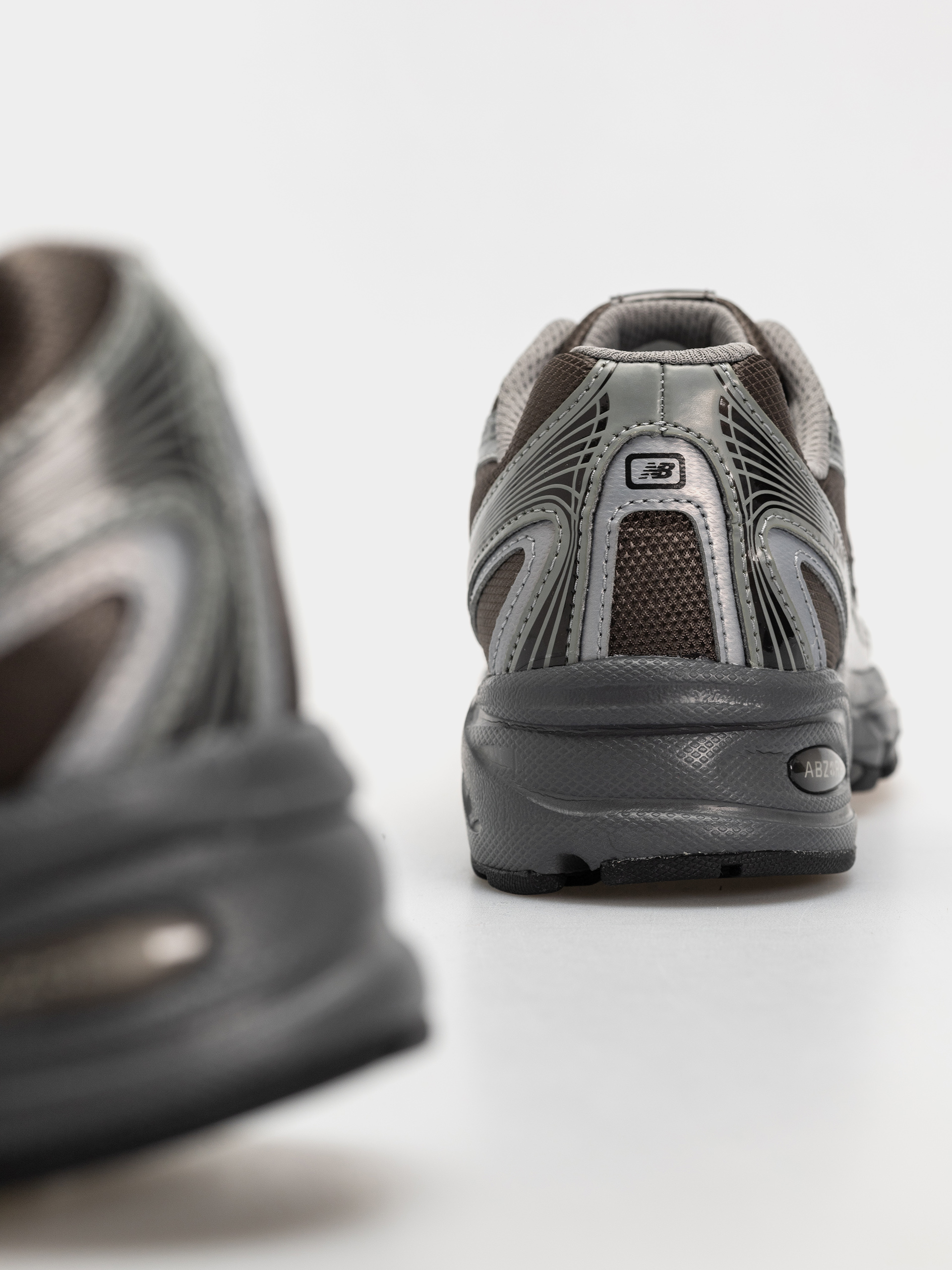 New Balance 740 Cipők (black metallic/castlerock pfp)