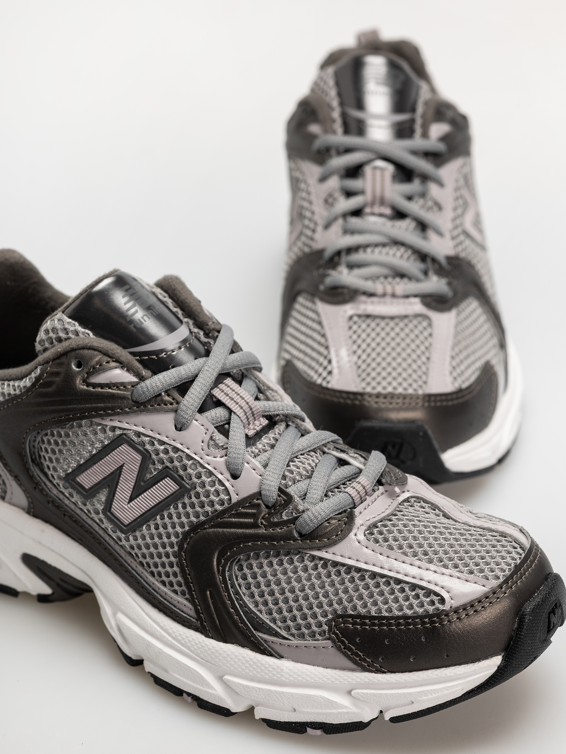 New Balance 530 Cipők (black metallic/truffle salt)