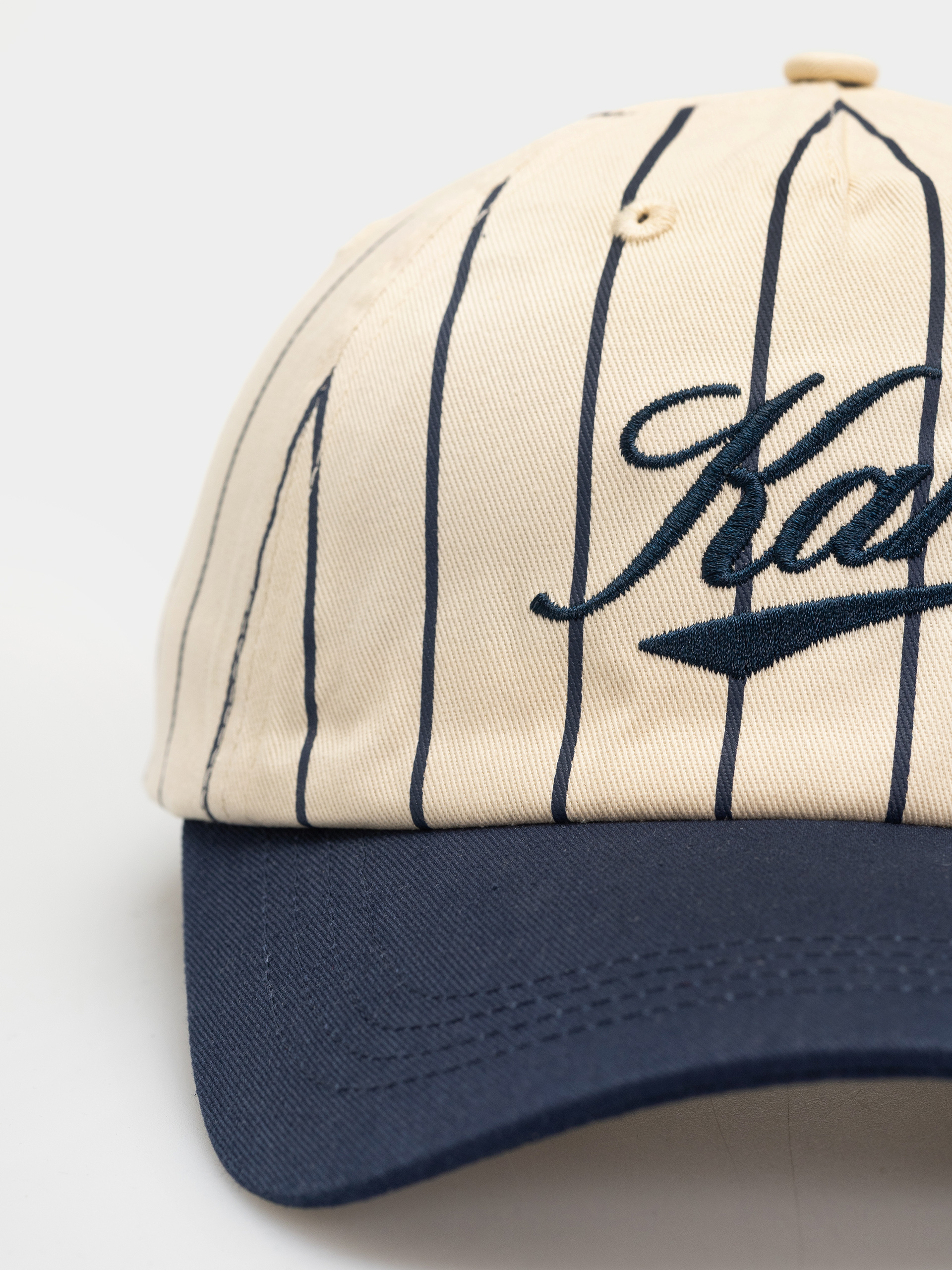 Karl Kani Cursive Varsity Pinstripe Baseball Baseball sapka (white)