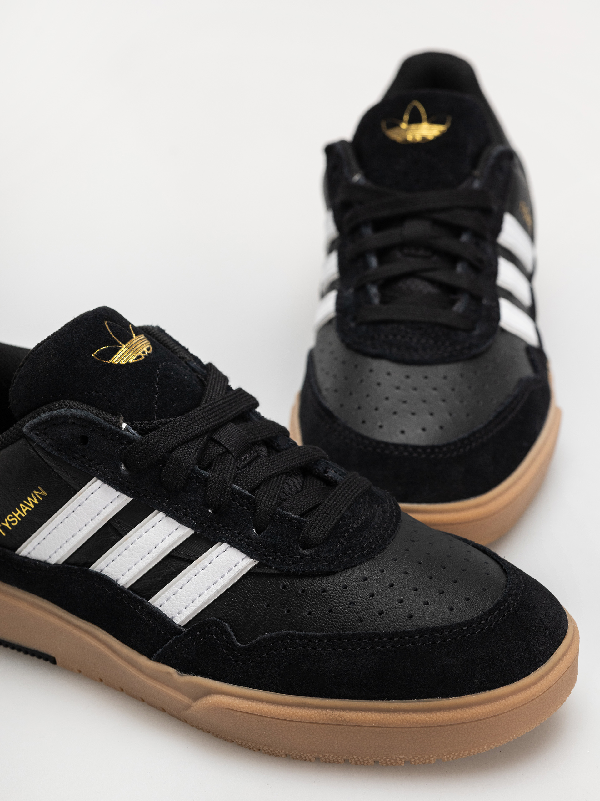 adidas Tyshawn II Cipők (cblack/ftwwht/gum4)
