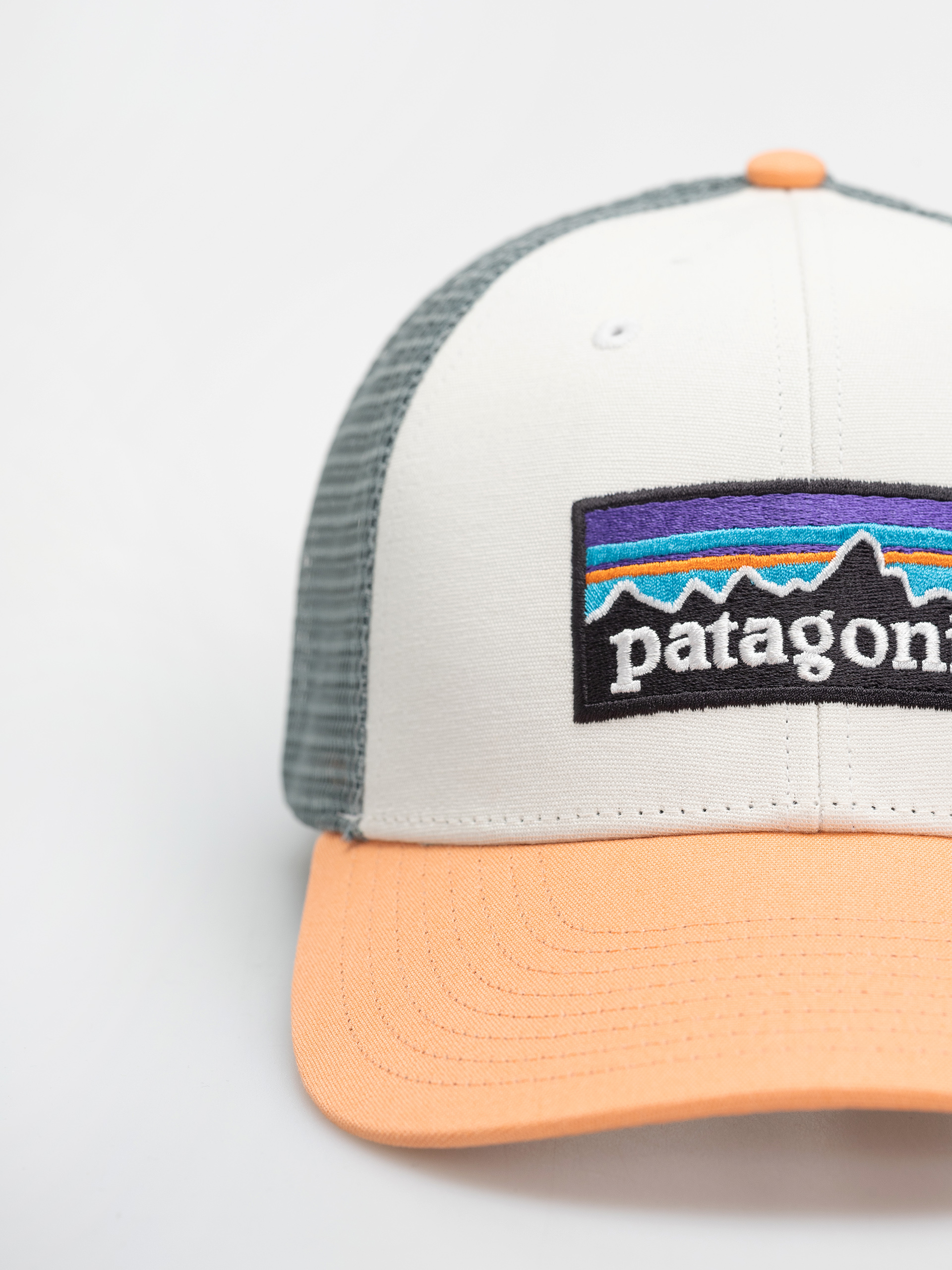 Patagonia P 6 Logo LoPro Trucker Baseball sapka (white w/peach sherbet)