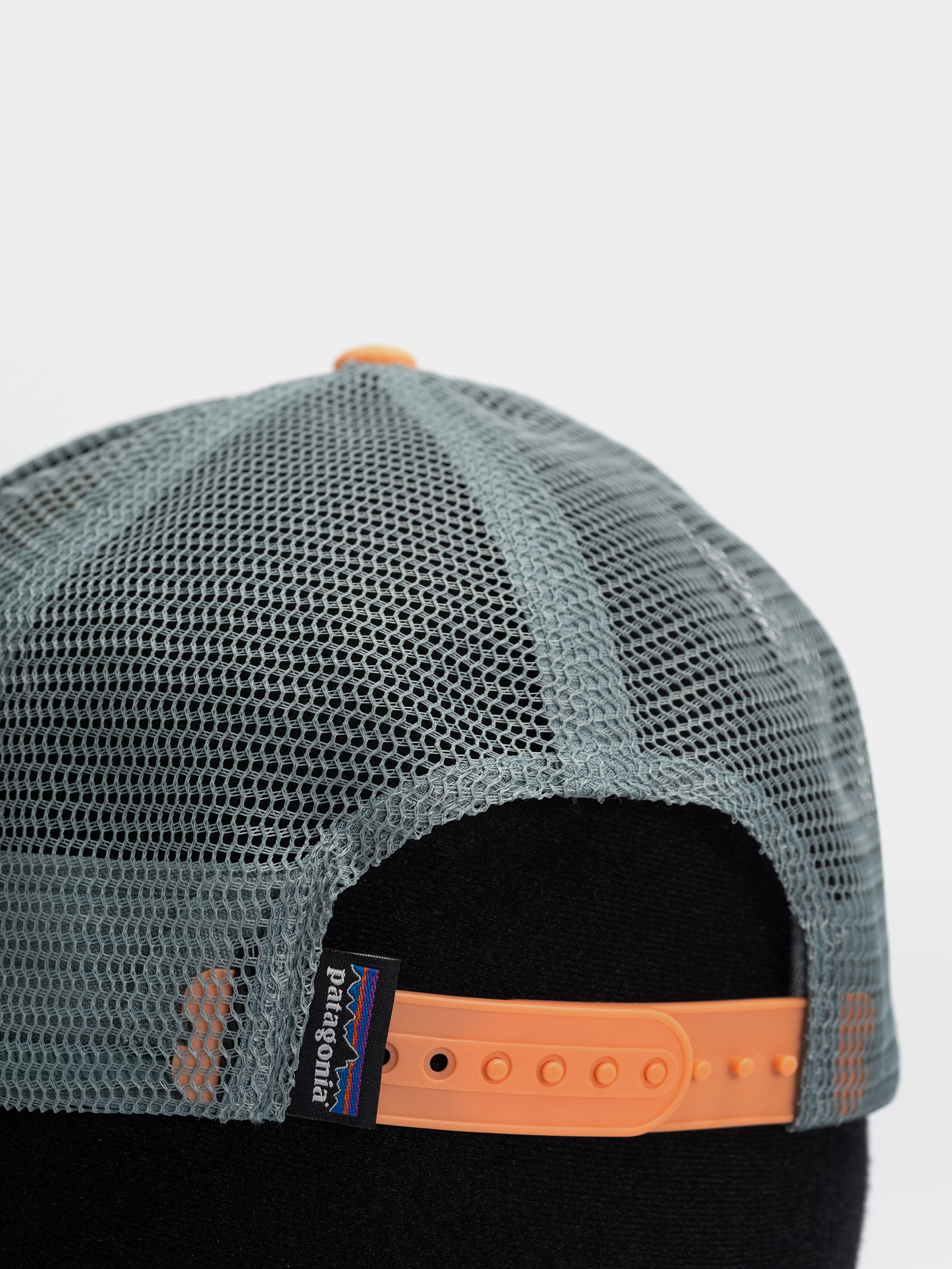 Patagonia P 6 Logo LoPro Trucker Baseball sapka (white w/peach sherbet)