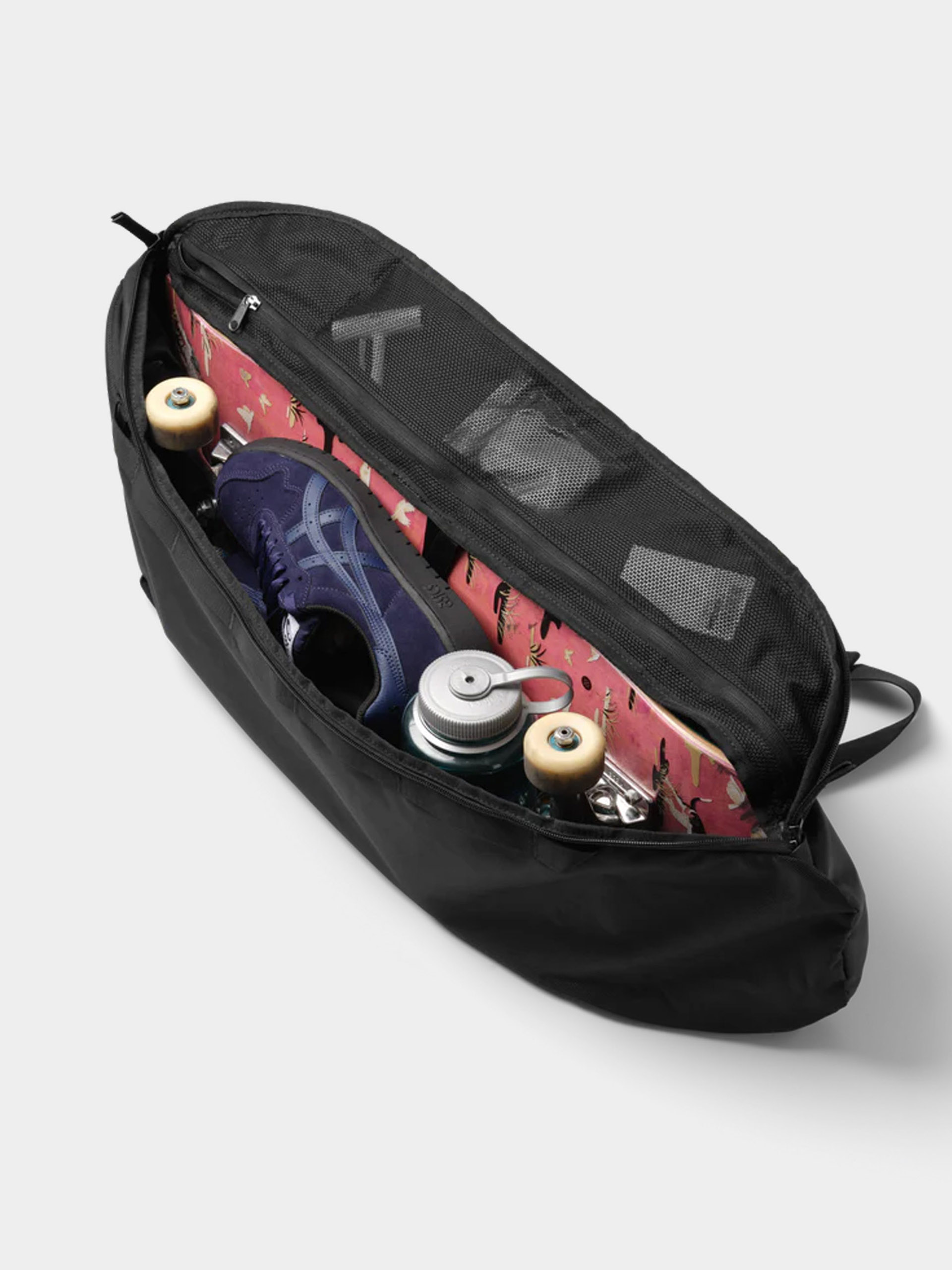Hátizsák Db Skate Carrier 32L (black out)