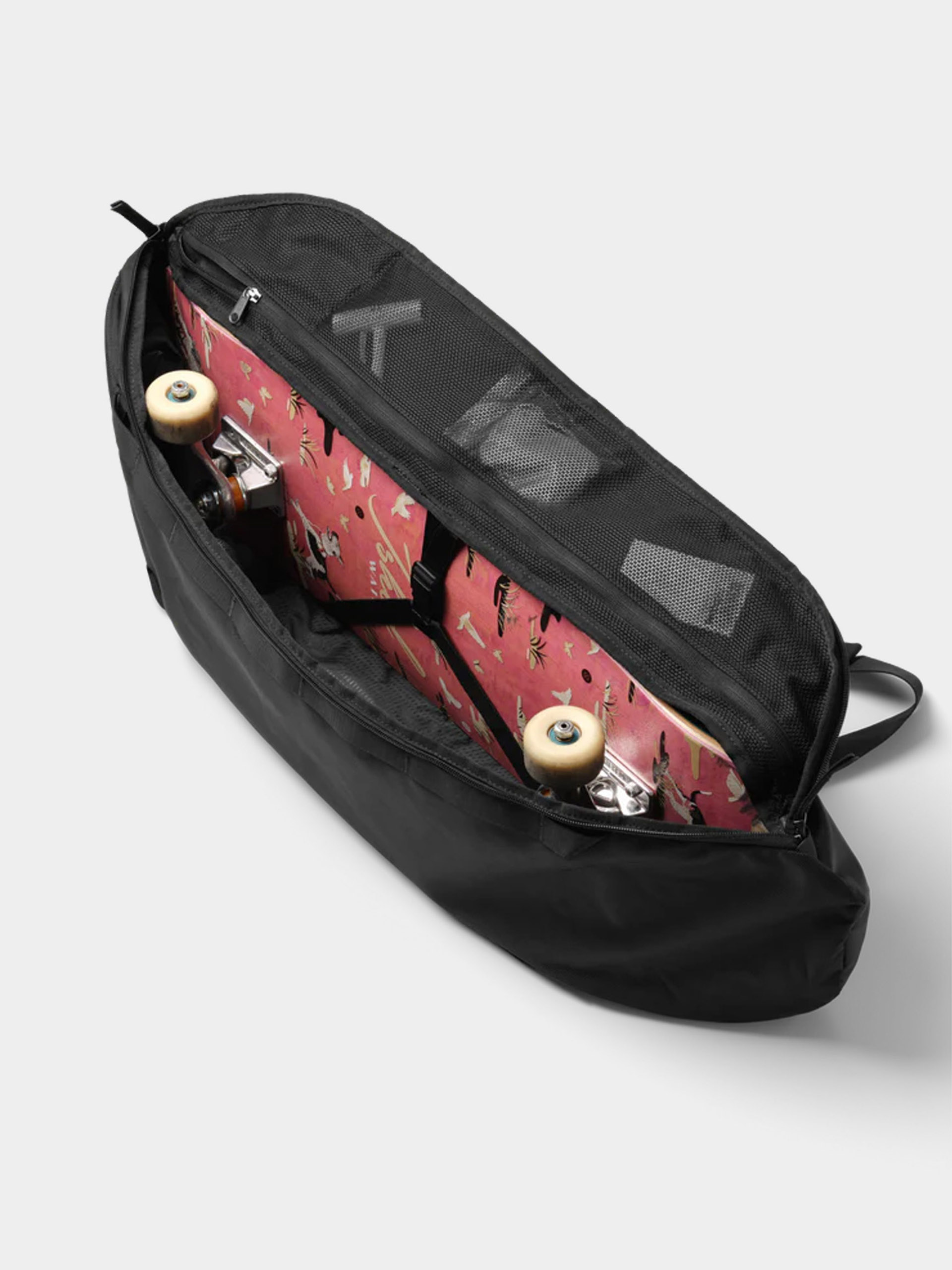 Hátizsák Db Skate Carrier 32L (black out)