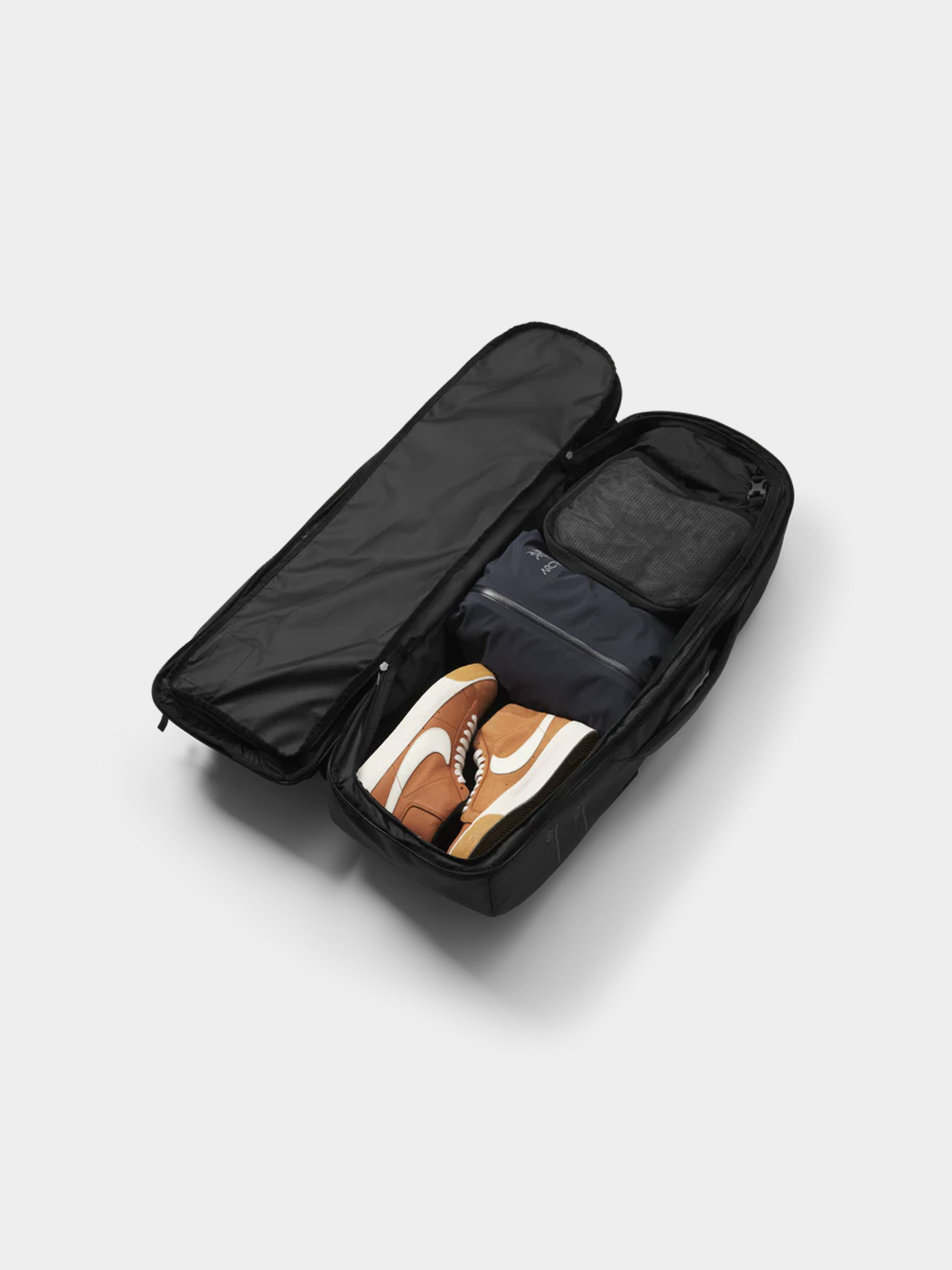 Hátizsák Db Skateboarding Pro Travel Pack 65L (black out)