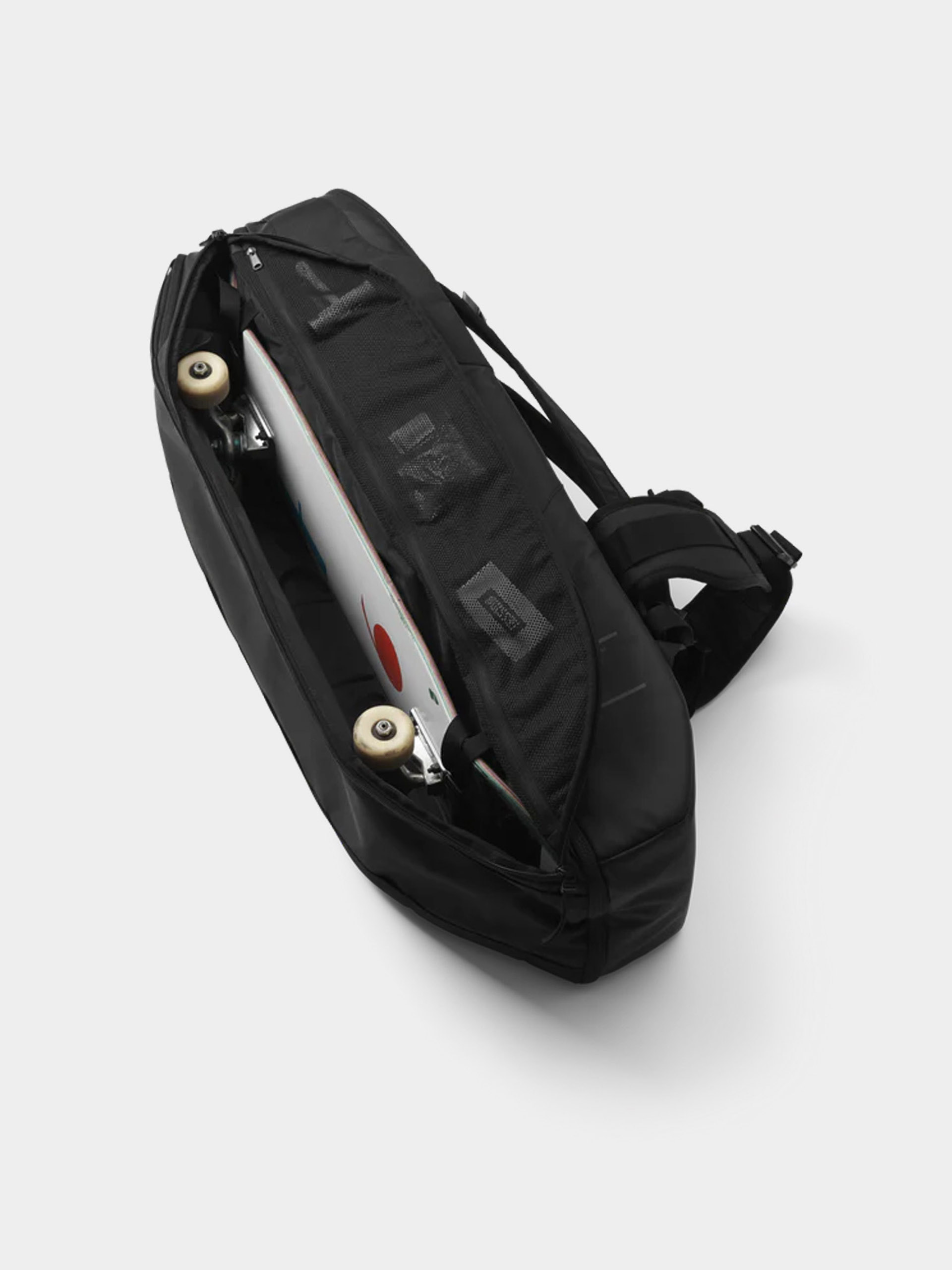 Hátizsák Db Skateboarding Pro Travel Pack 65L (black out)