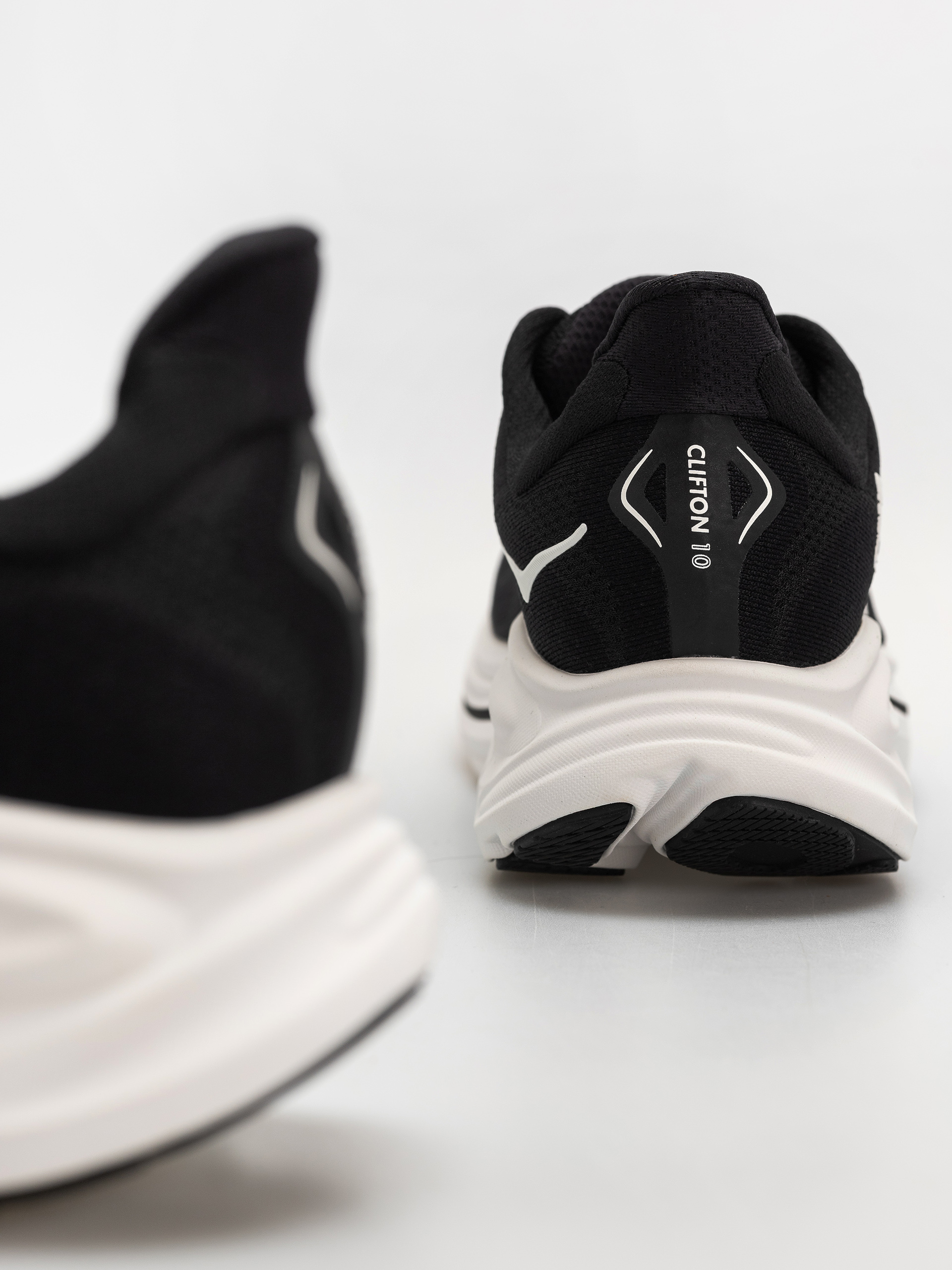 Hoka Clifton 10 Cipők (black/white)