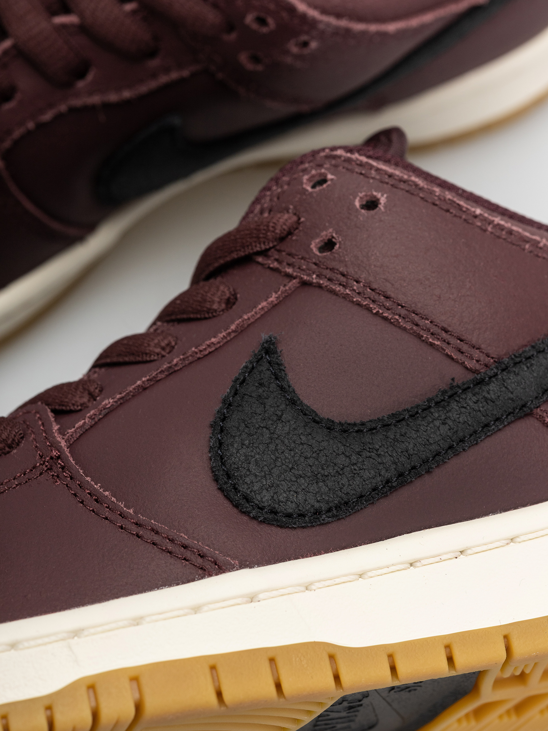 Nike SB Dunk Low Pro ISO Cipők (burgundy crush/black mystic dates sail)