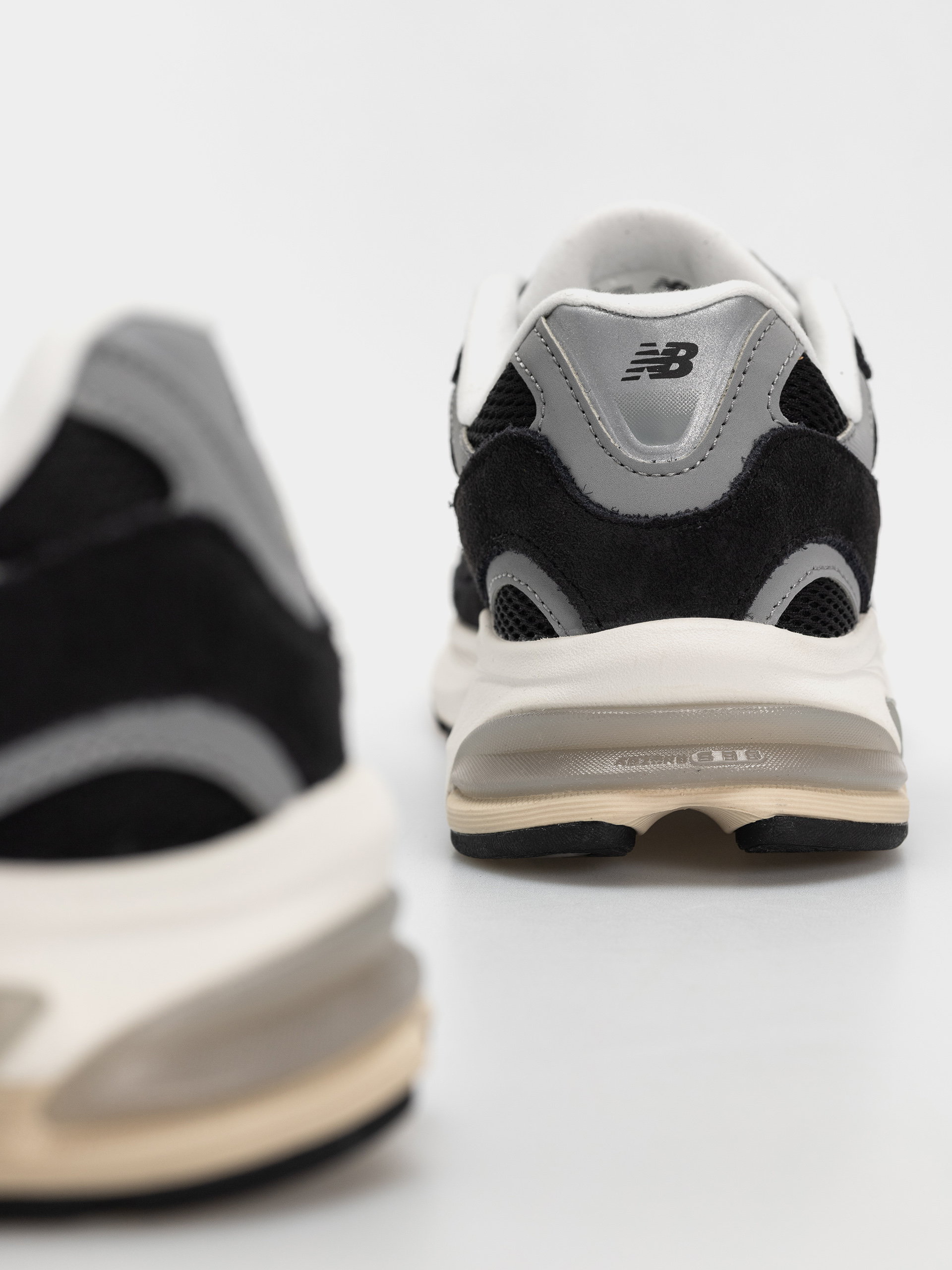 New Balance 2010 Cipők (black/shadow grey/sea salt)