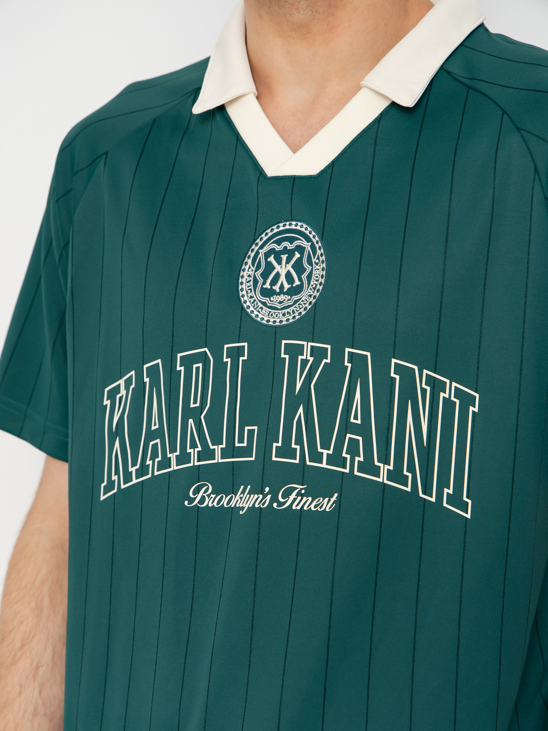 Karl Kani Heritage Emblem Shadow Pinstripe Soccer Póló (green)