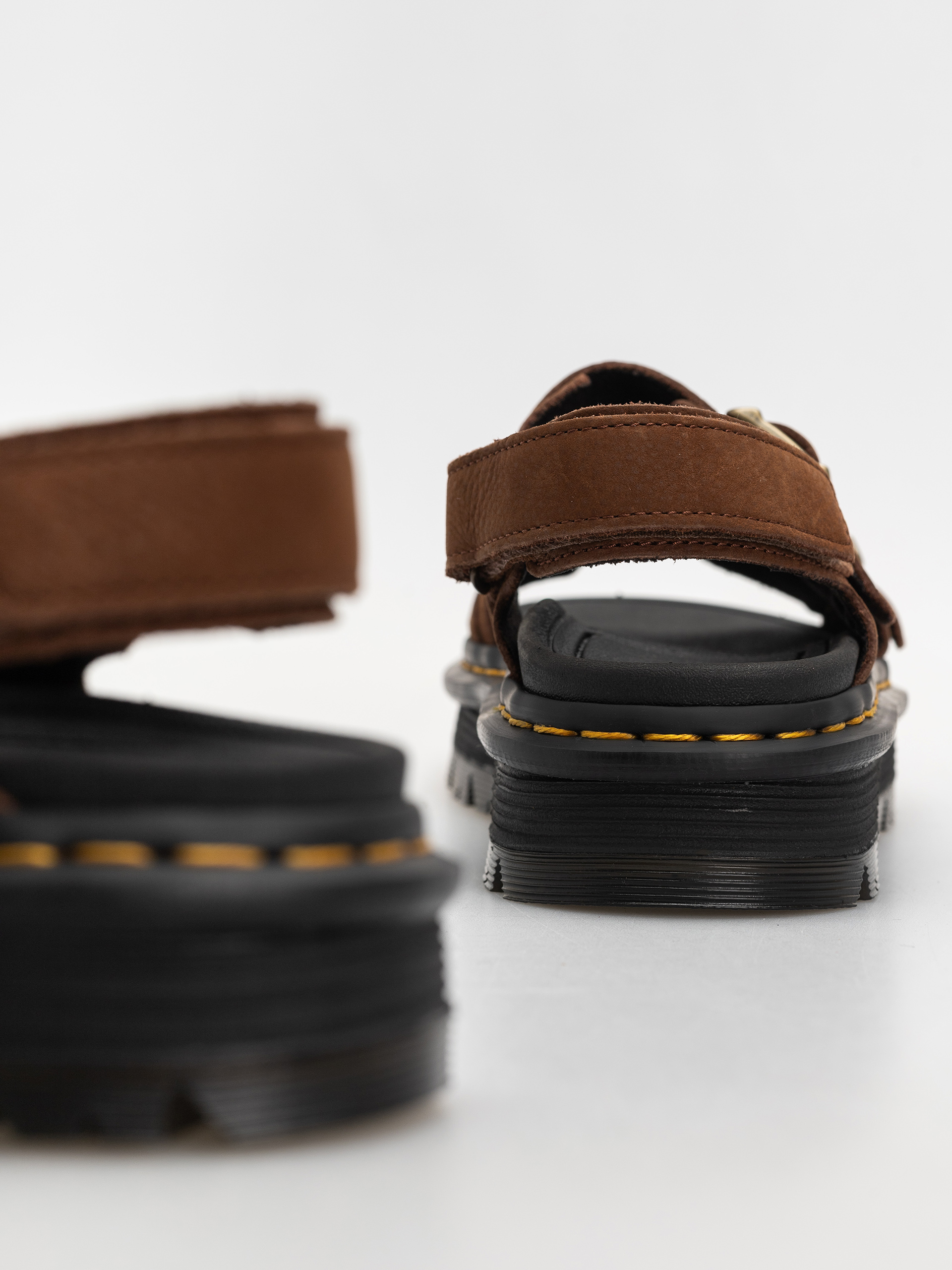 Szandálok Dr. Martens ZebZag Wmn (sepia brown tumbled nubuck)