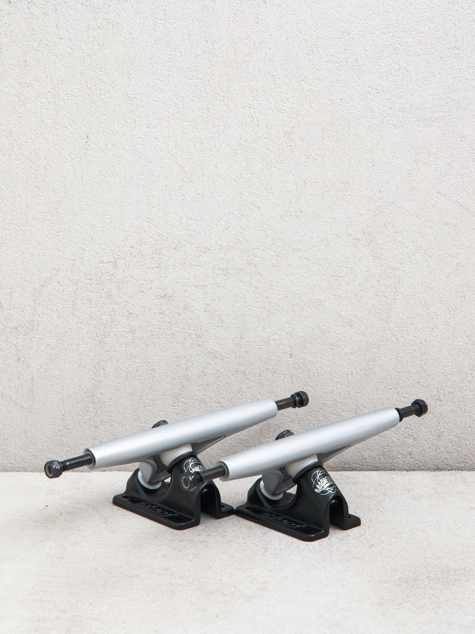 Gördeszka felfüggesztés Globe Slant Mag Reverse Kingpin (grey/black)