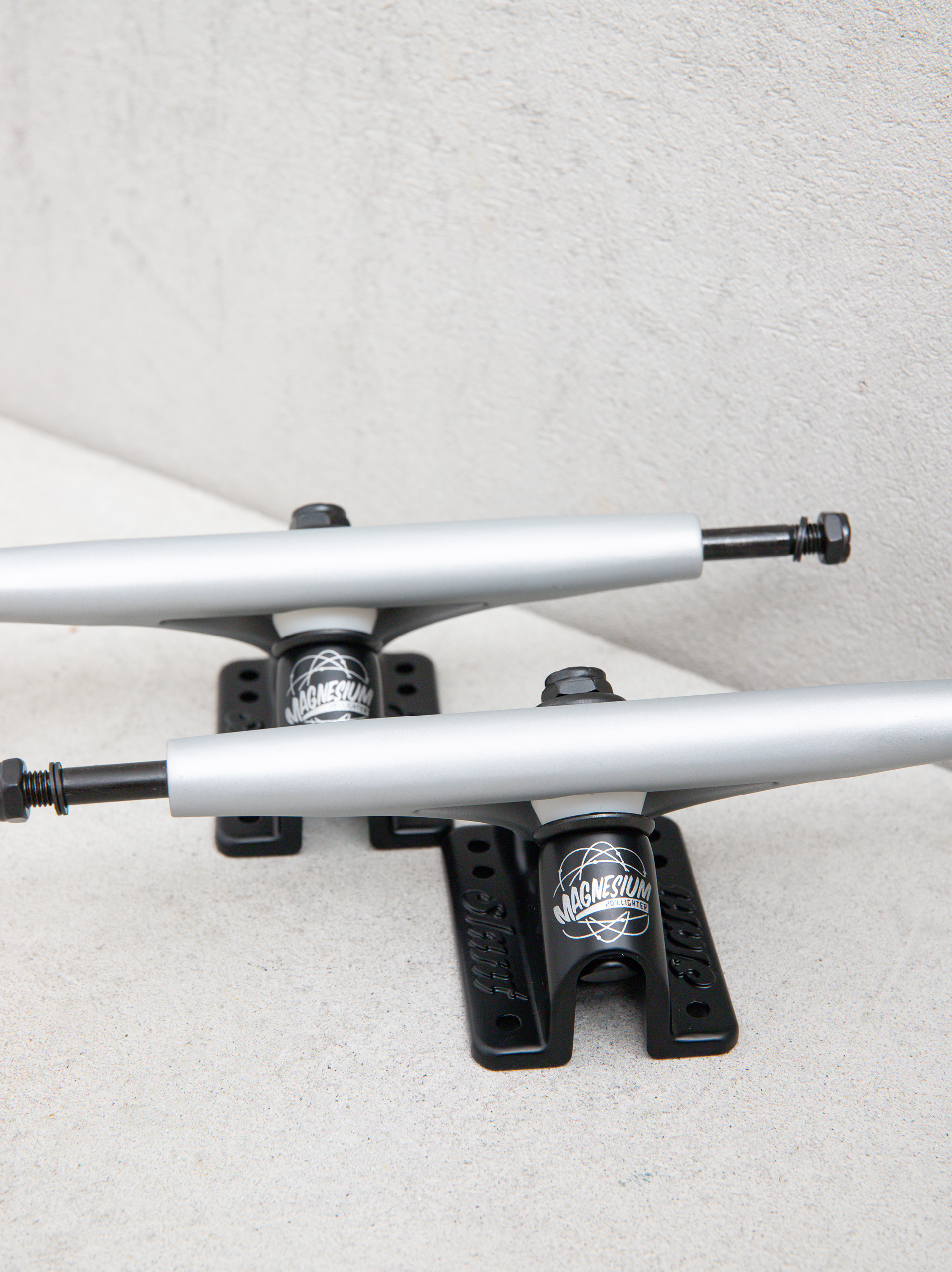 Gördeszka felfüggesztés Globe Slant Mag Reverse Kingpin (grey/black)