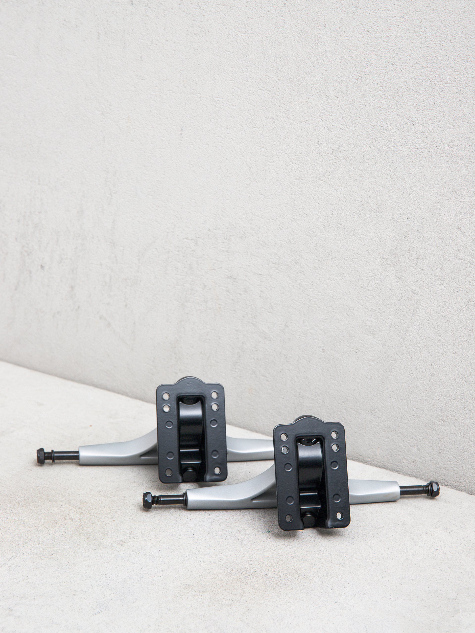 Gördeszka felfüggesztés Globe Slant Mag Reverse Kingpin (grey/black)