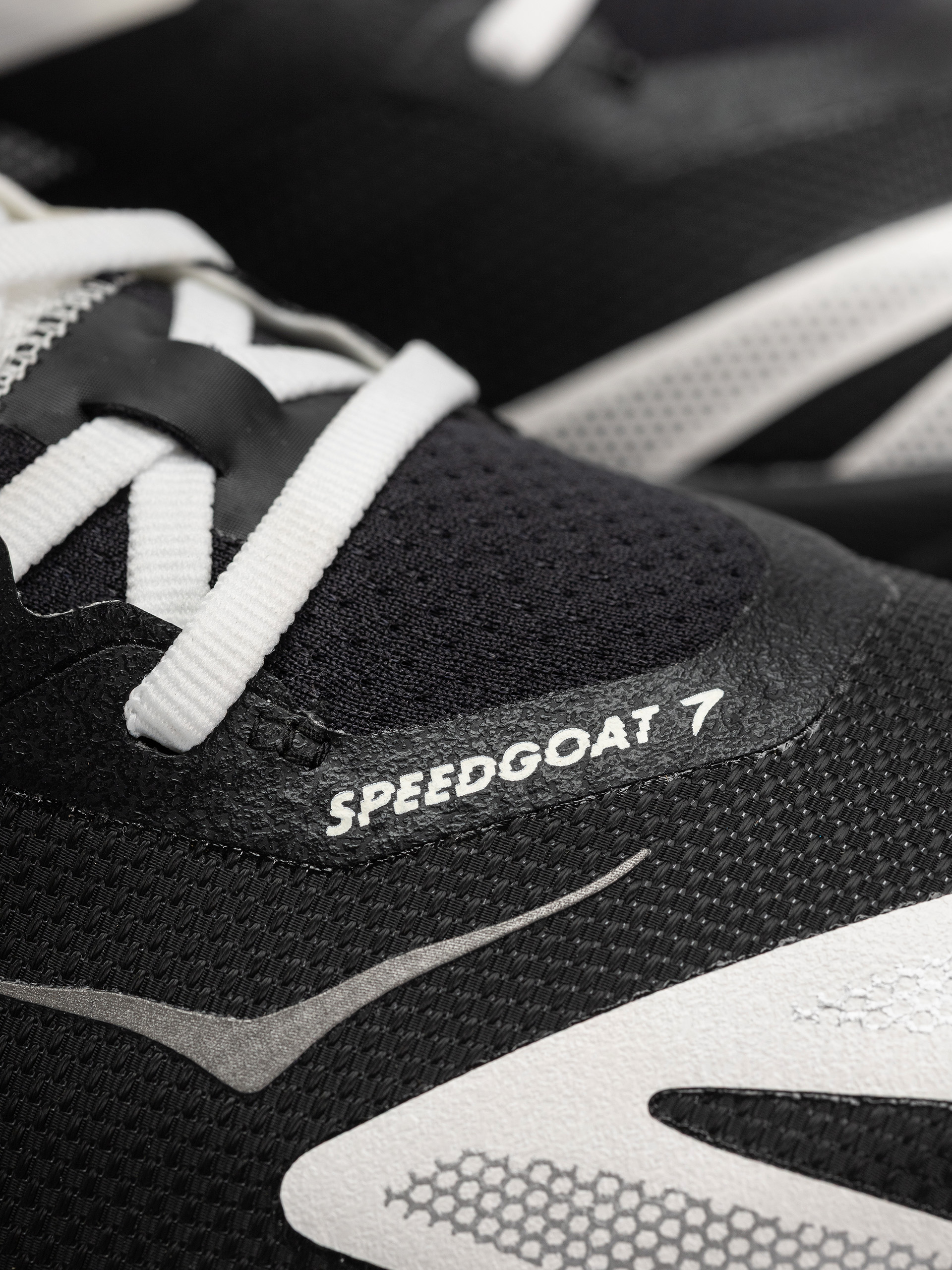 Hoka Speedgoat 7 Cipők (black/white)