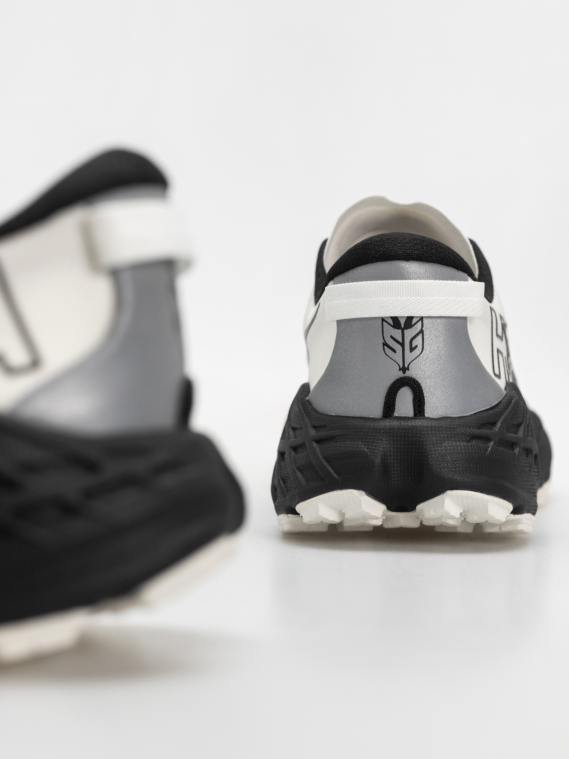 Hoka Speedgoat 7 Cipők (black/white)