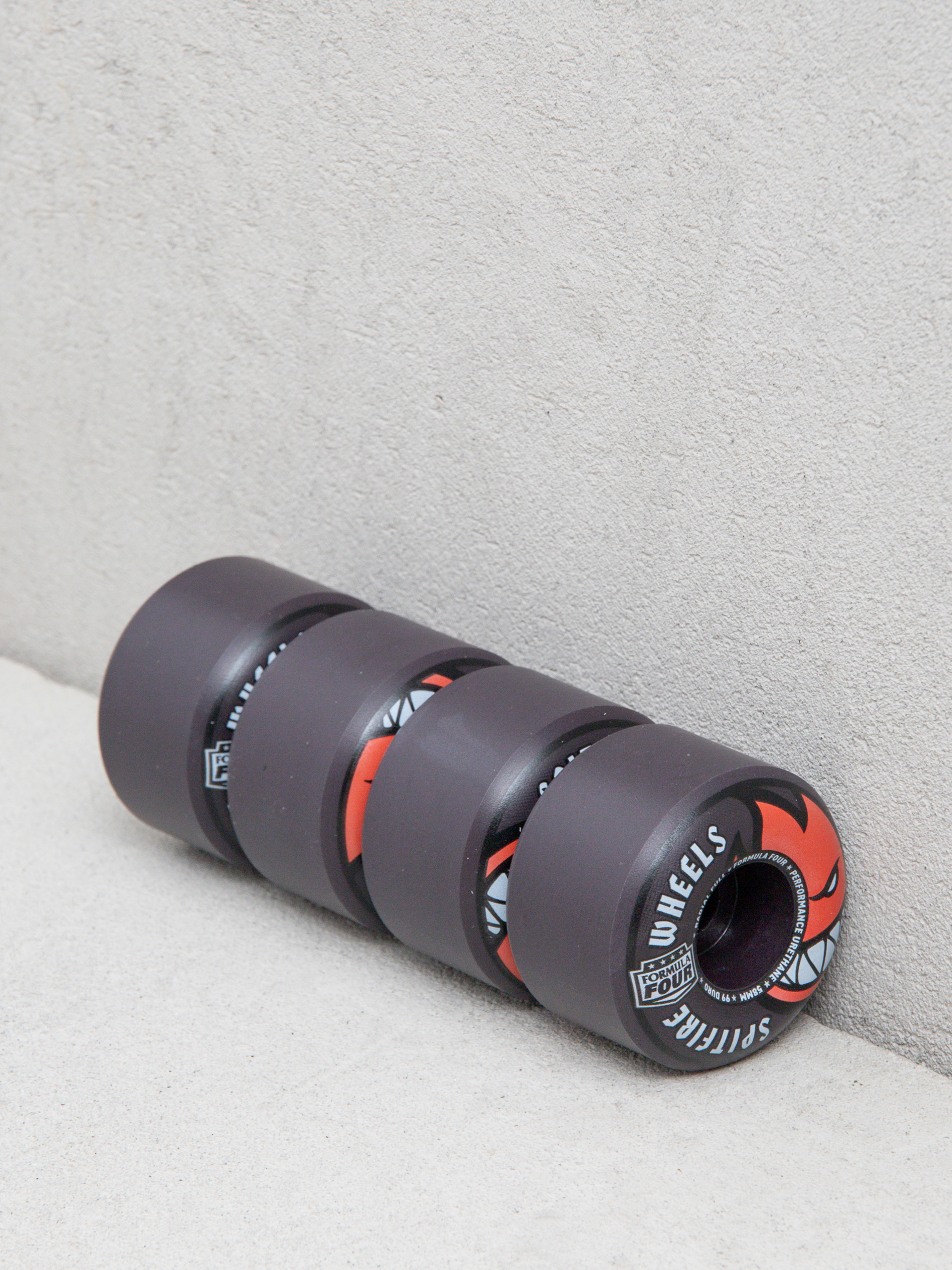 Spitfire F4 99D Team Colors Radial Full Gördeszka kerék (black)