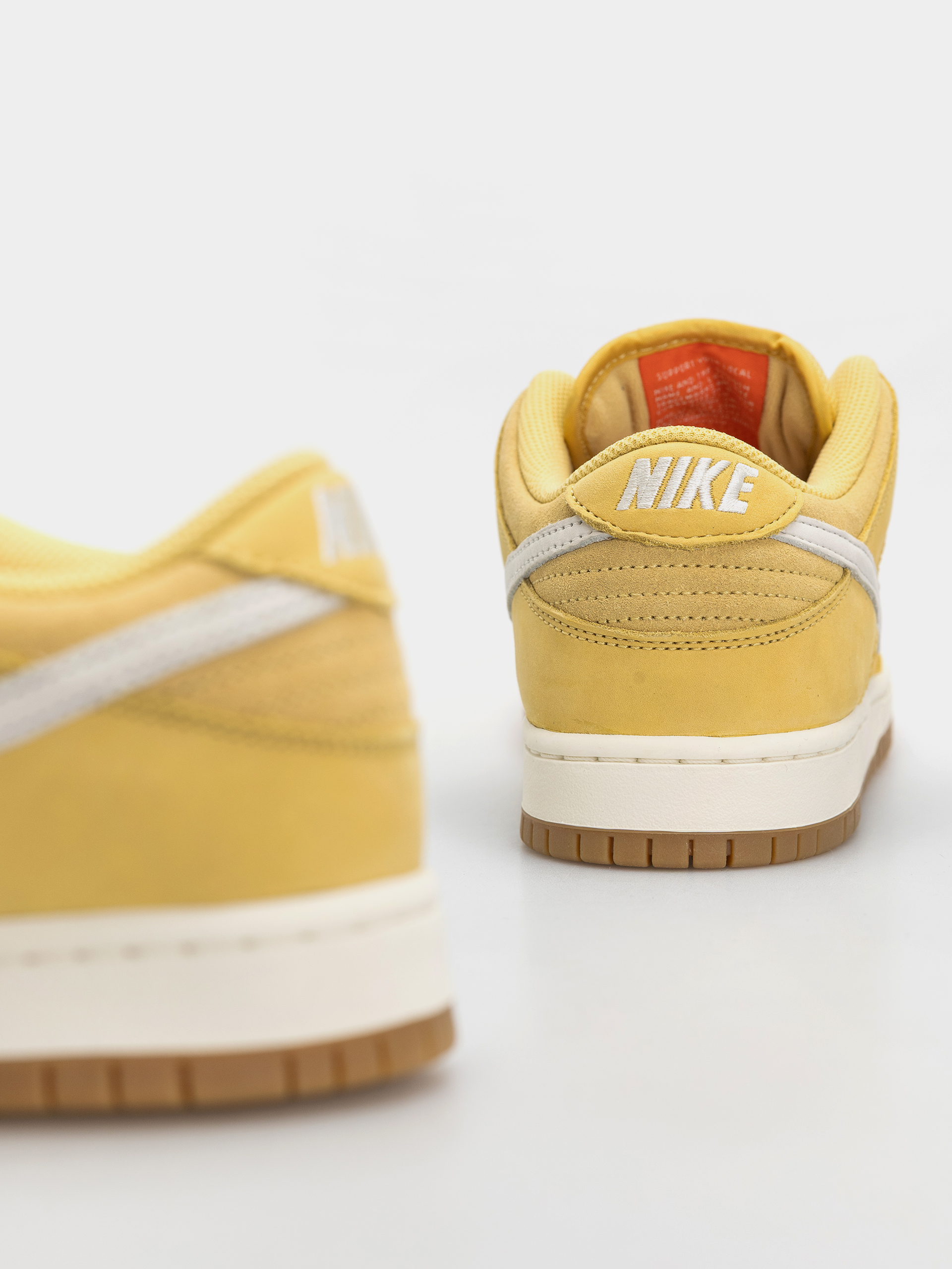 Nike SB Dunk Low Pro Cipők (saturn gold/sail saturn gold solar flare)