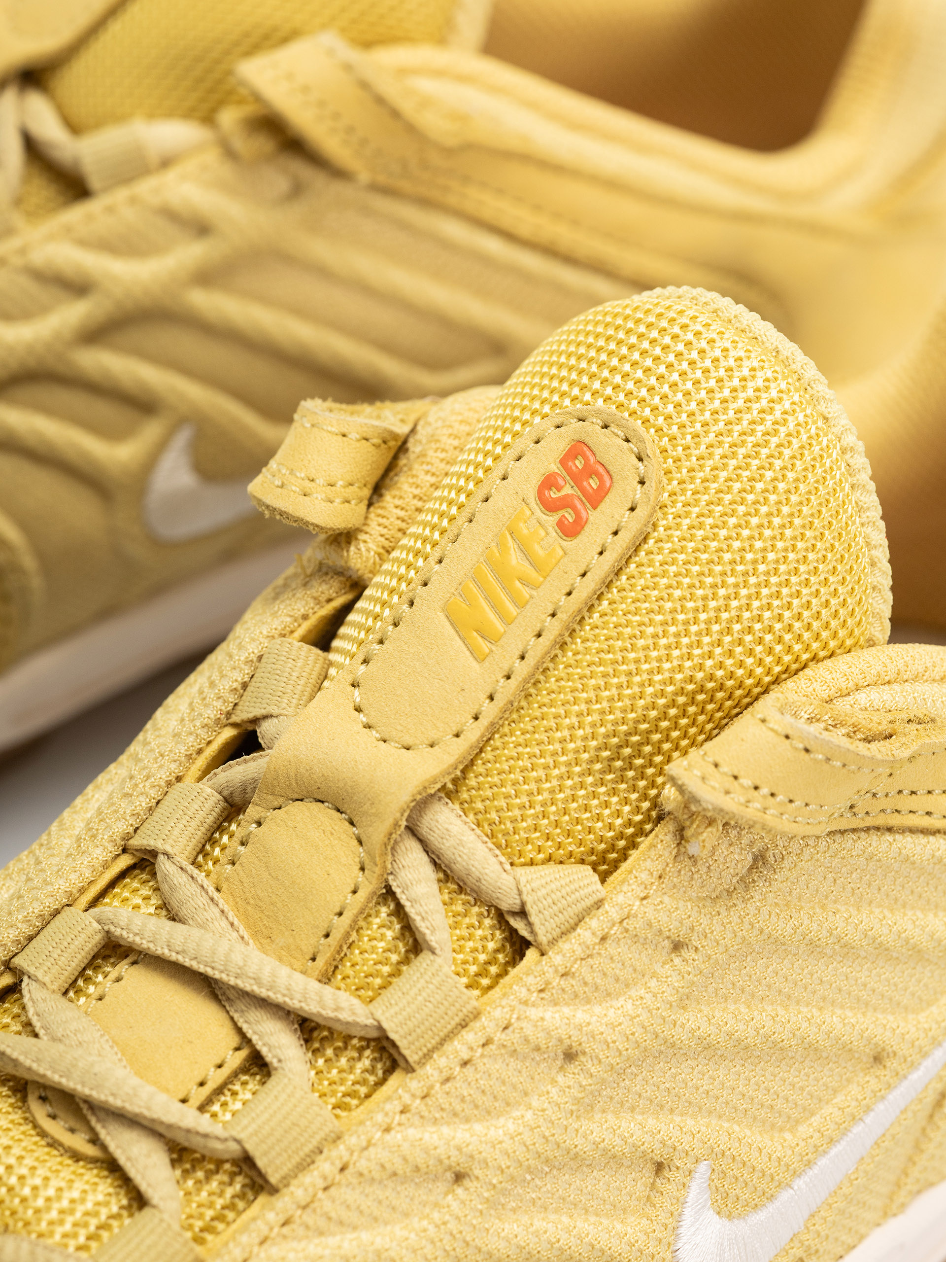 Nike SB Vertebrae Iso Cipők (saturn gold/sail saturn gold solar flare)