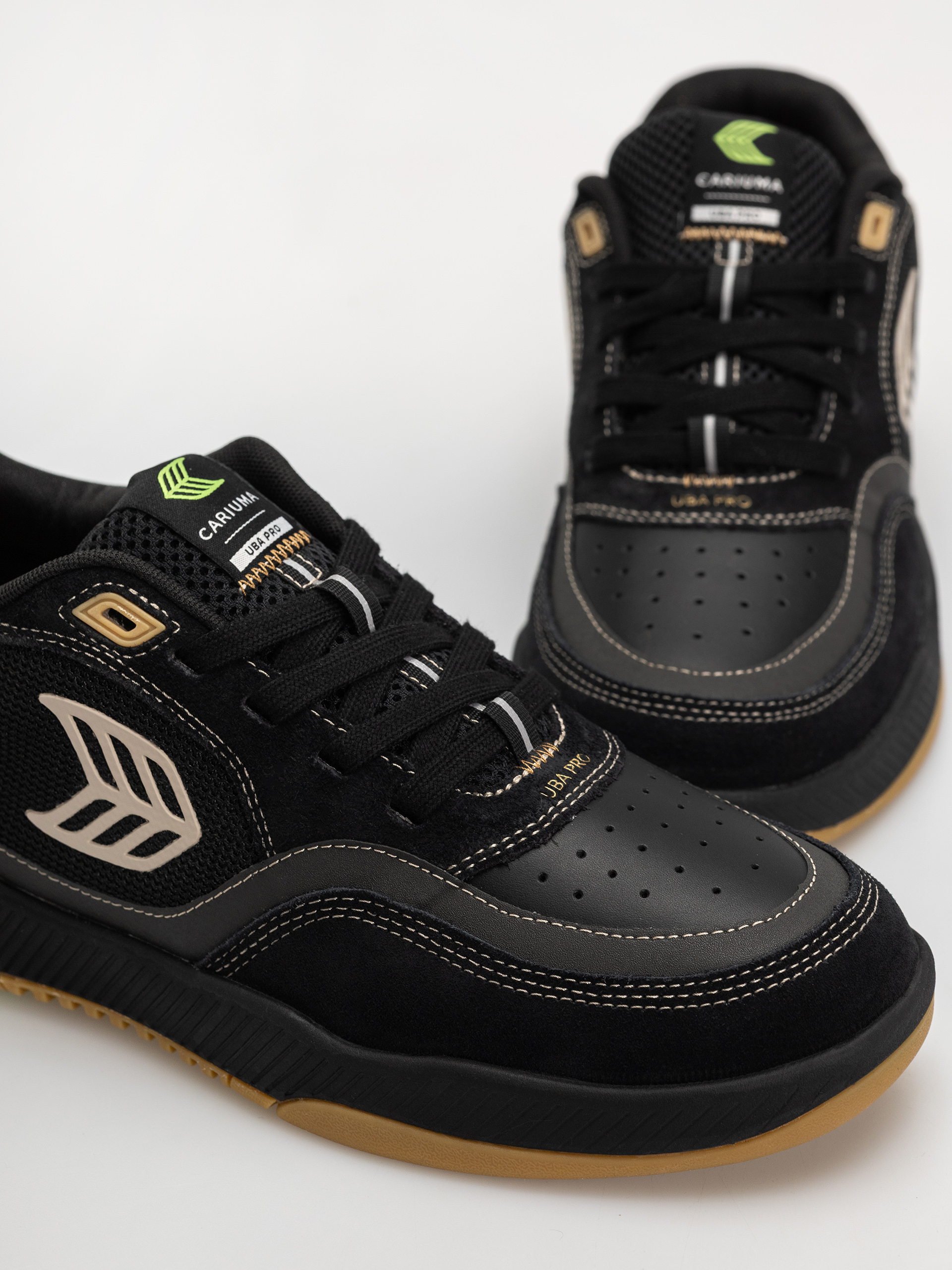 Cariuma Uba Pro Cipők (black suede and mesh silver cloud logo)