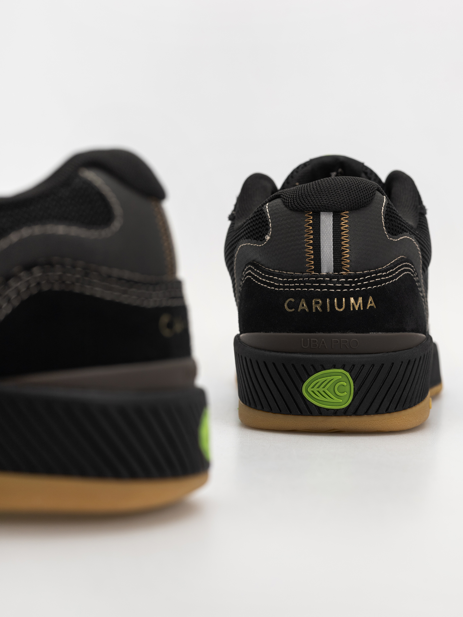 Cariuma Uba Pro Cipők (black suede and mesh silver cloud logo)