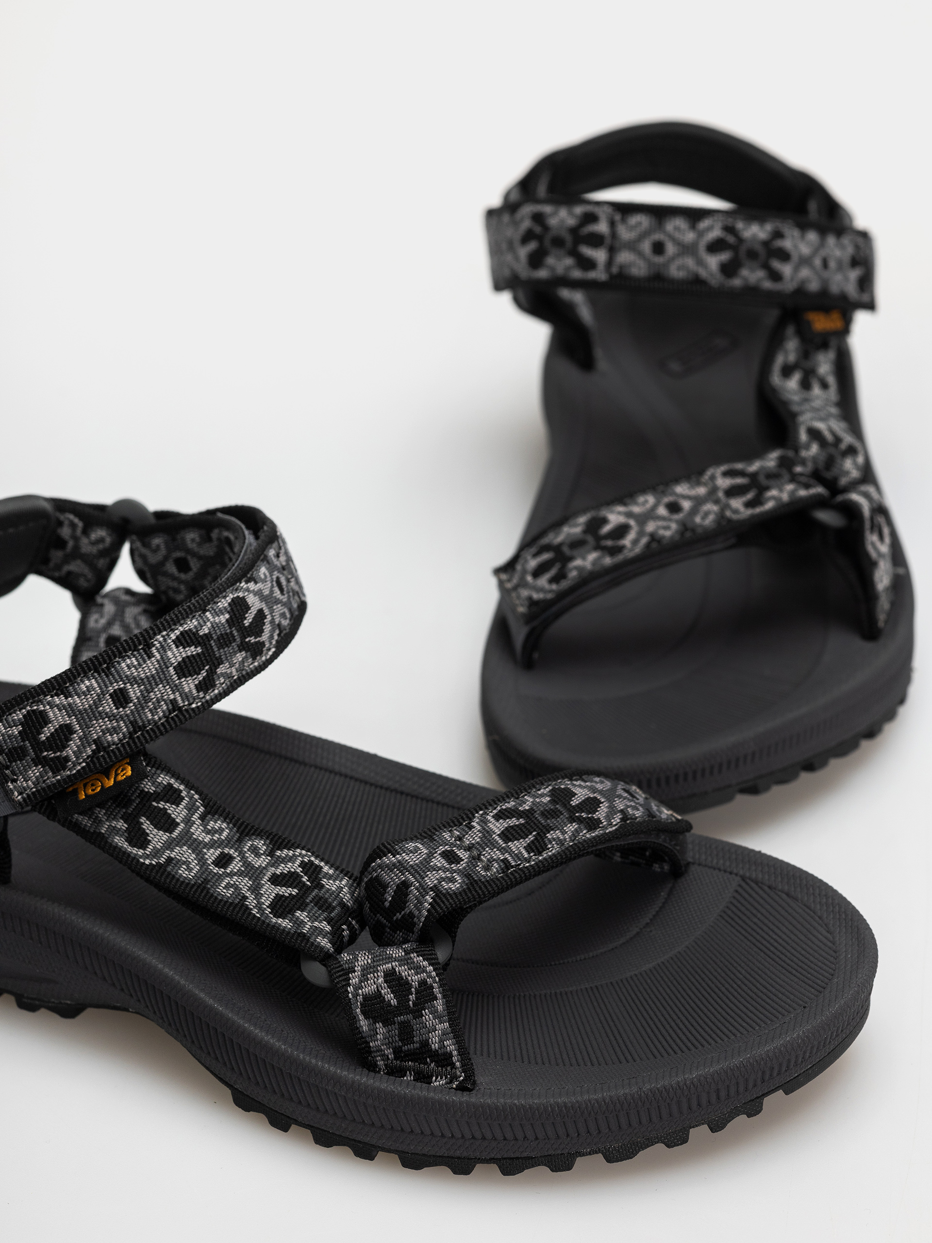 Teva Winsted Szandálok Wmn (archive floral black/grey)