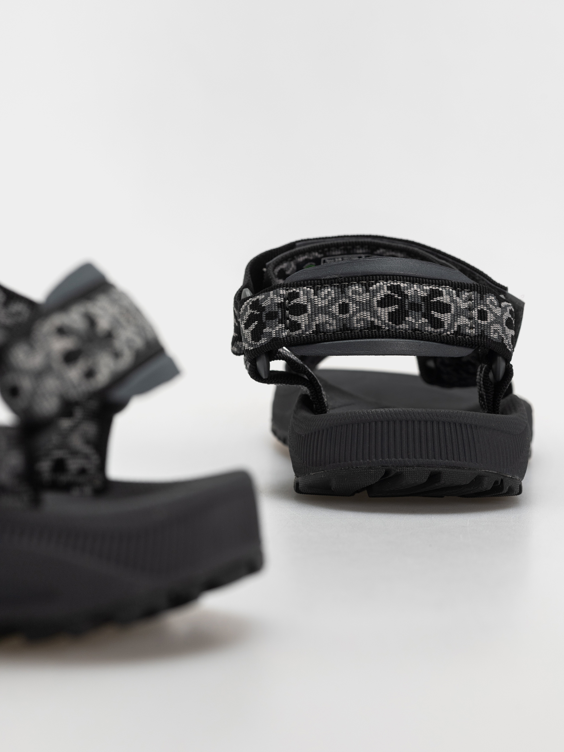 Teva Winsted Szandálok Wmn (archive floral black/grey)