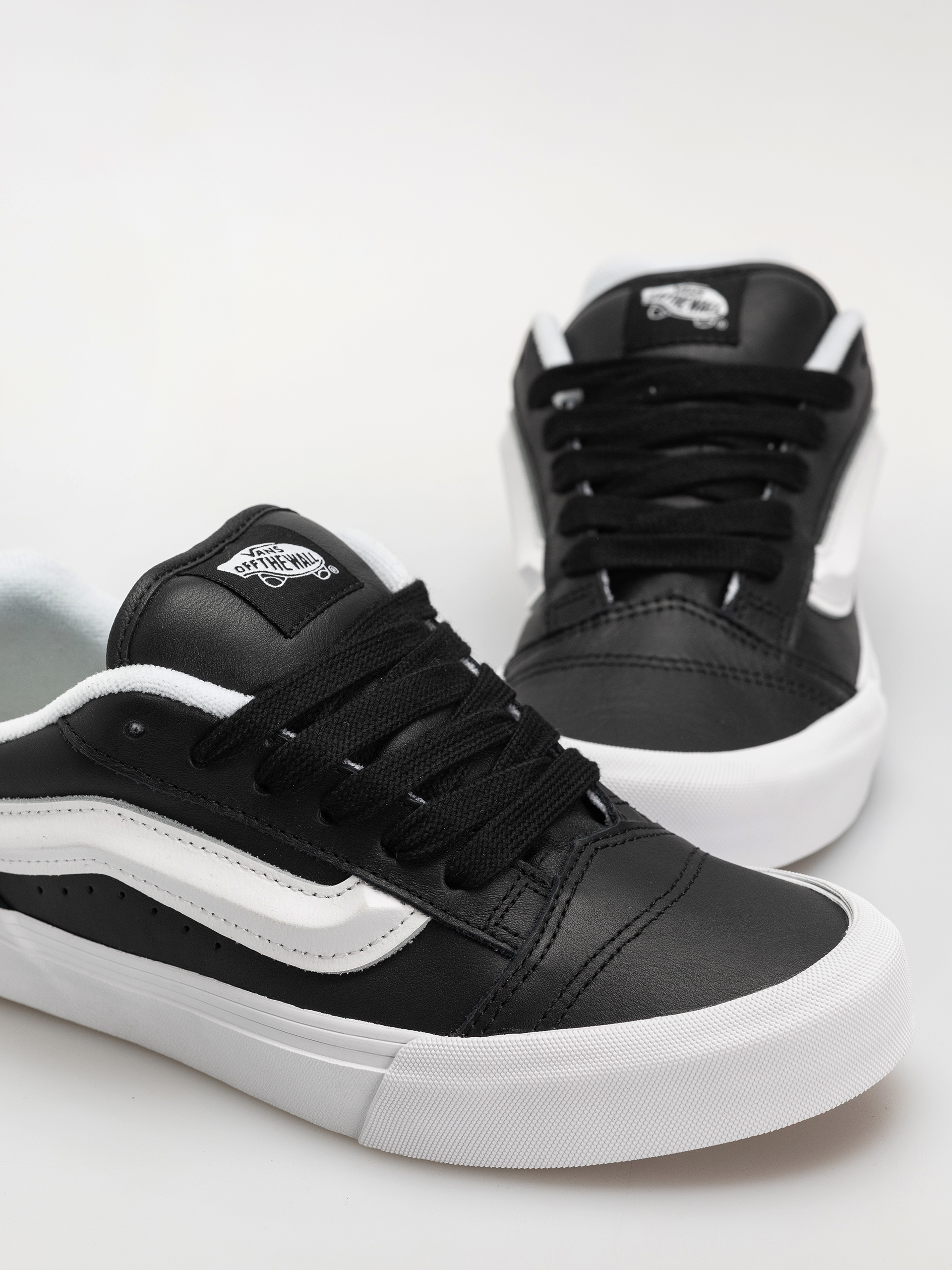 Vans Knu Skool Cipők (black/true whit)