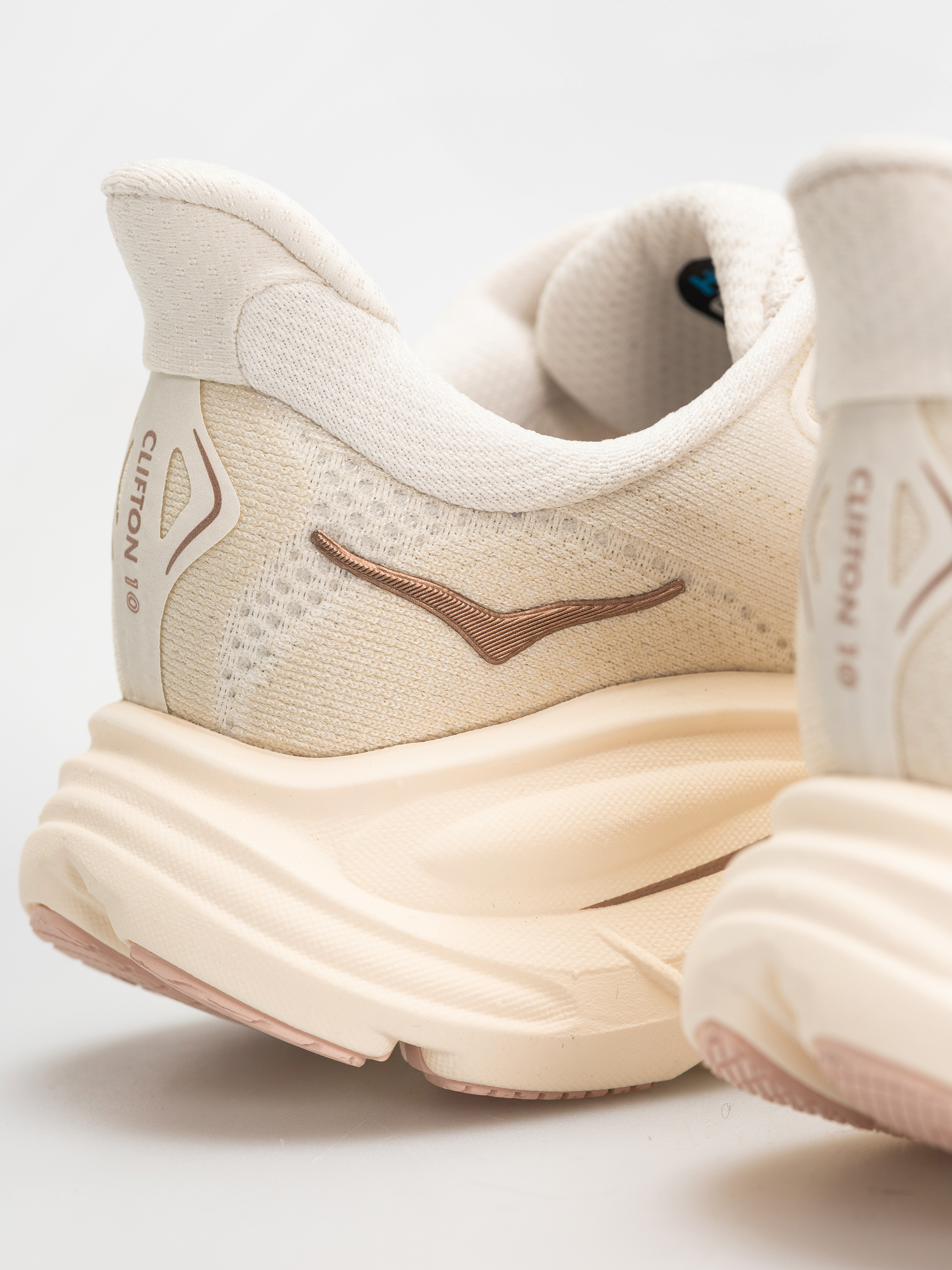 Hoka Clifton 10 Wmn Cipők (alabaster/rose gold)