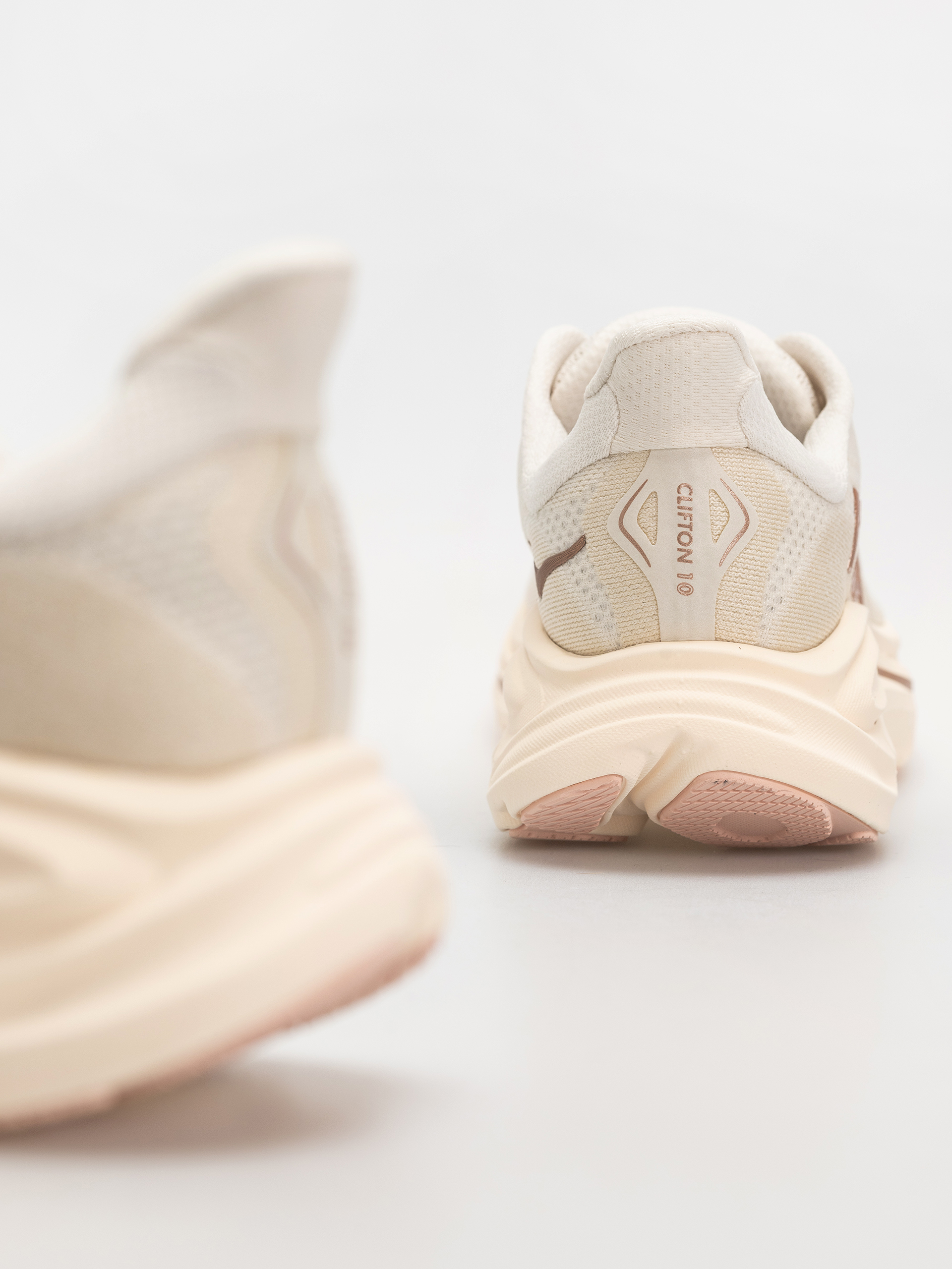 Hoka Clifton 10 Wmn Cipők (alabaster/rose gold)