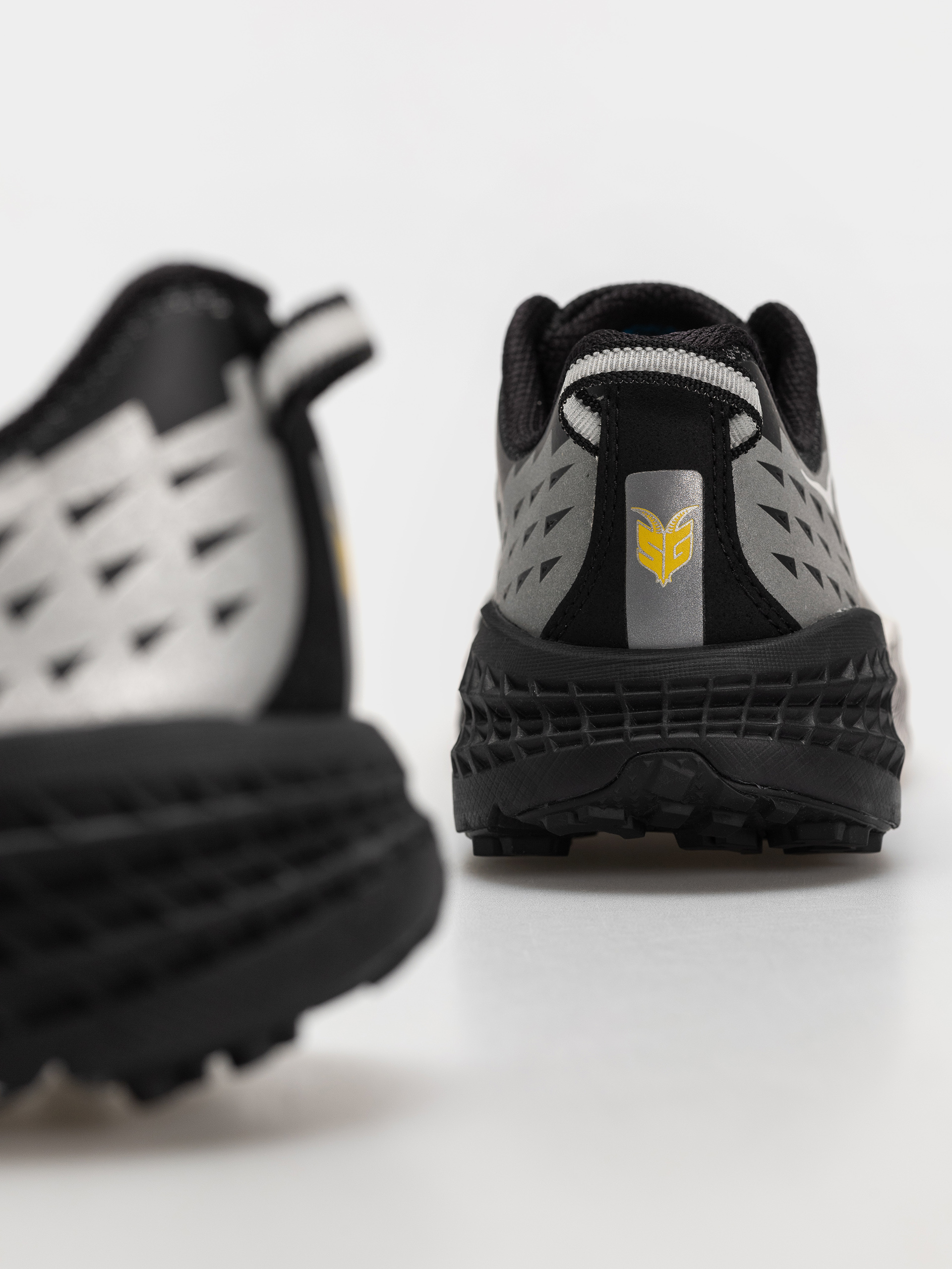 Hoka Speedgoat 2 TS Cipők (black/stardust)