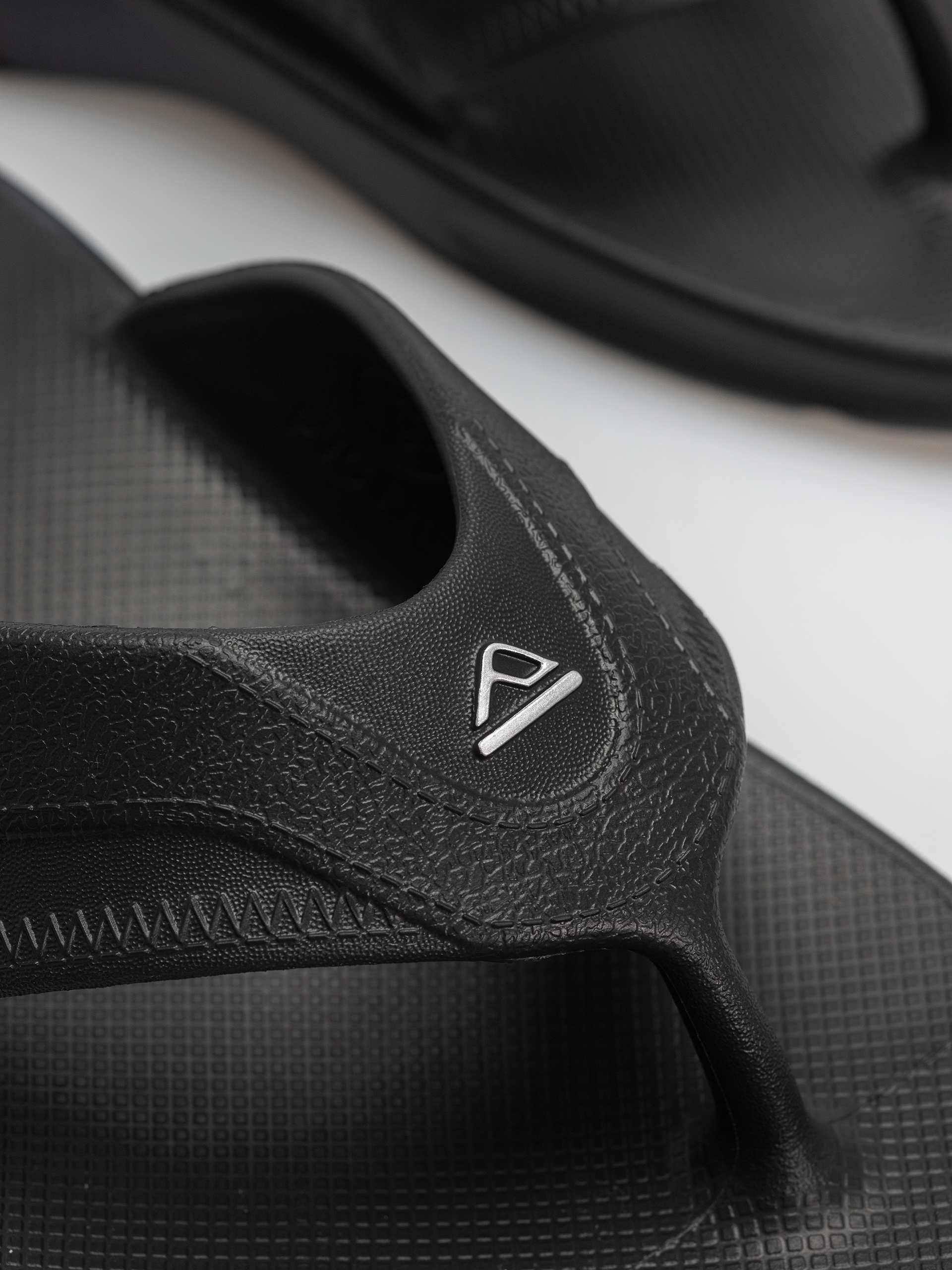Flip-flop papucsok Reef Fanning H20 (black/silver)