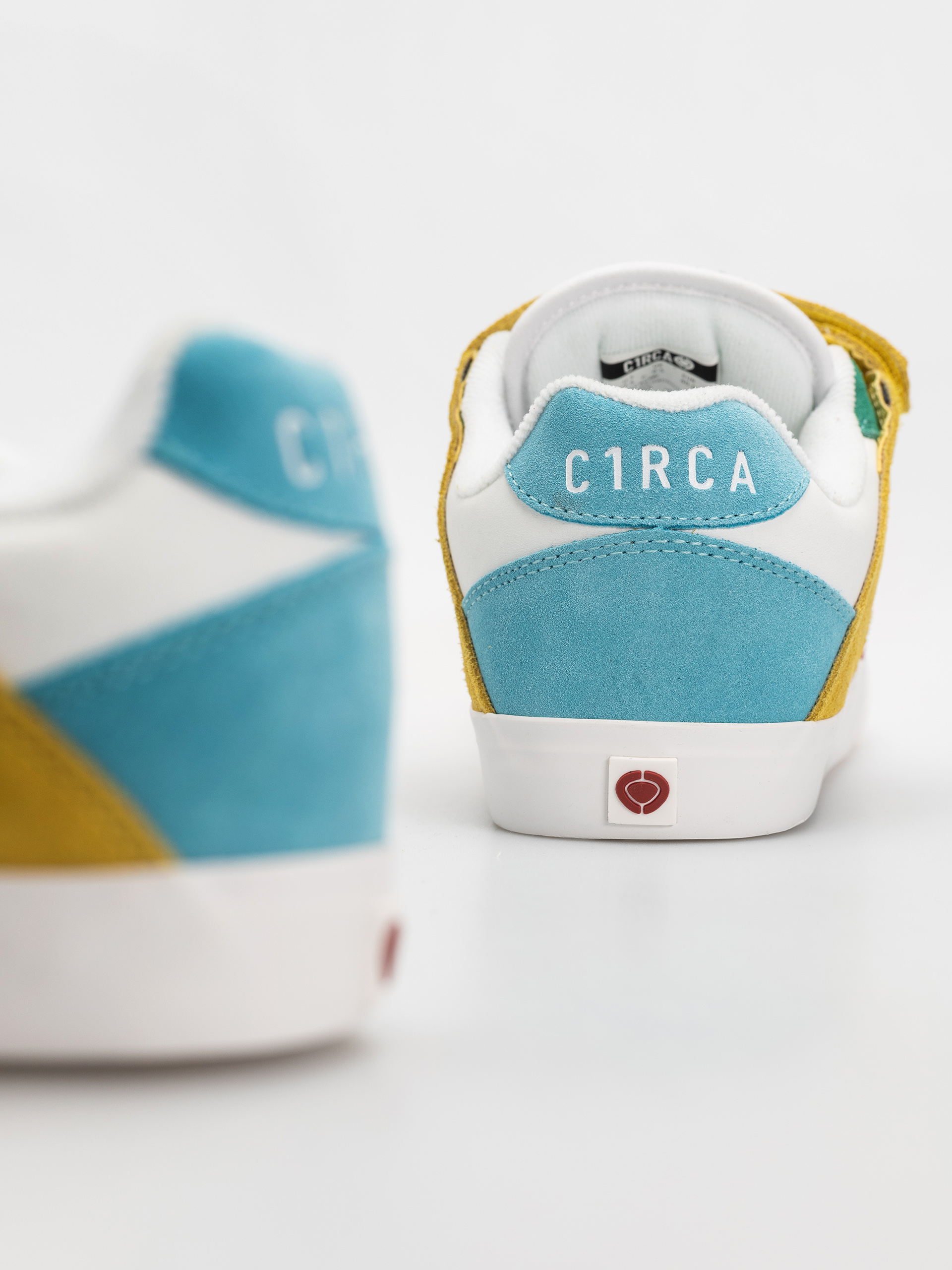Cipők Circa 205 Vulc (red/green/yellow/white)