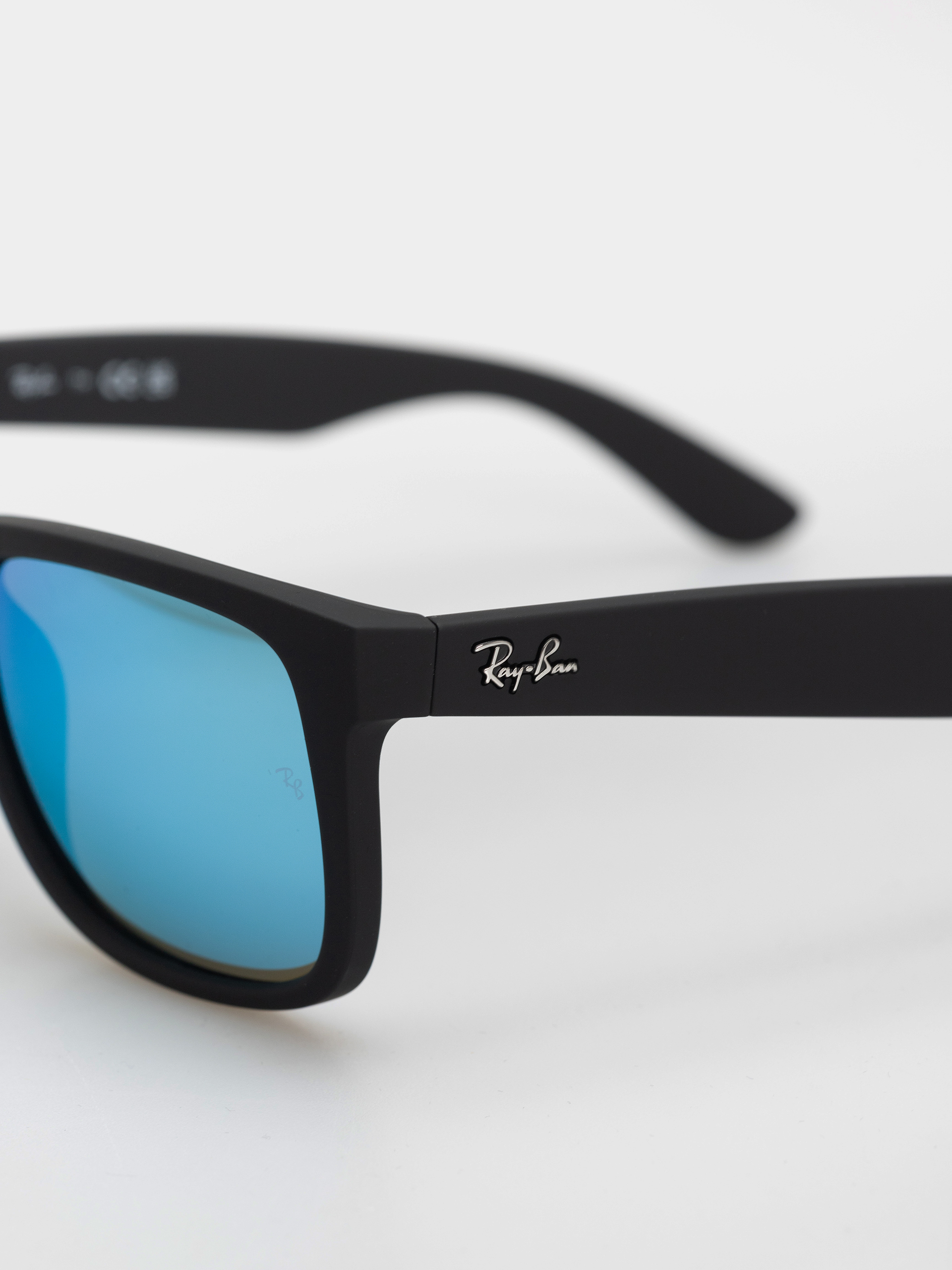 Napszemüvegek Ray-Ban Justin (matowy guma czarny/lustrzany niebieski)