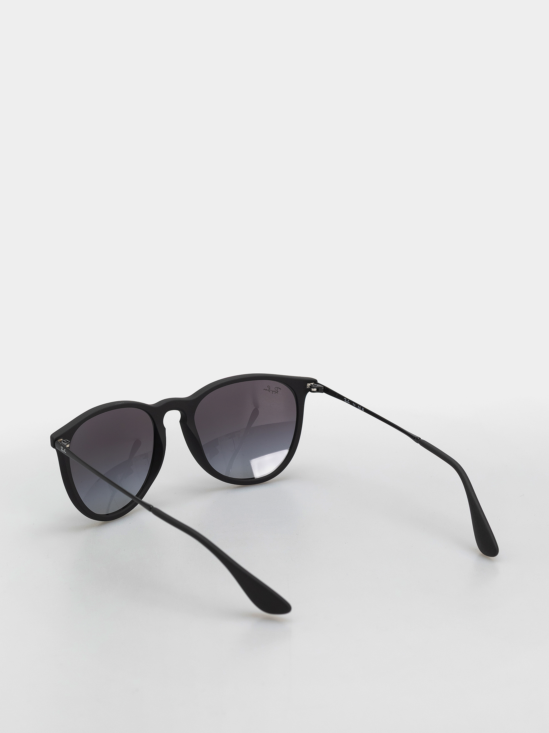 Napszemüvegek Ray-Ban Erika Classic (matowy guma czarny/szary gradalny)