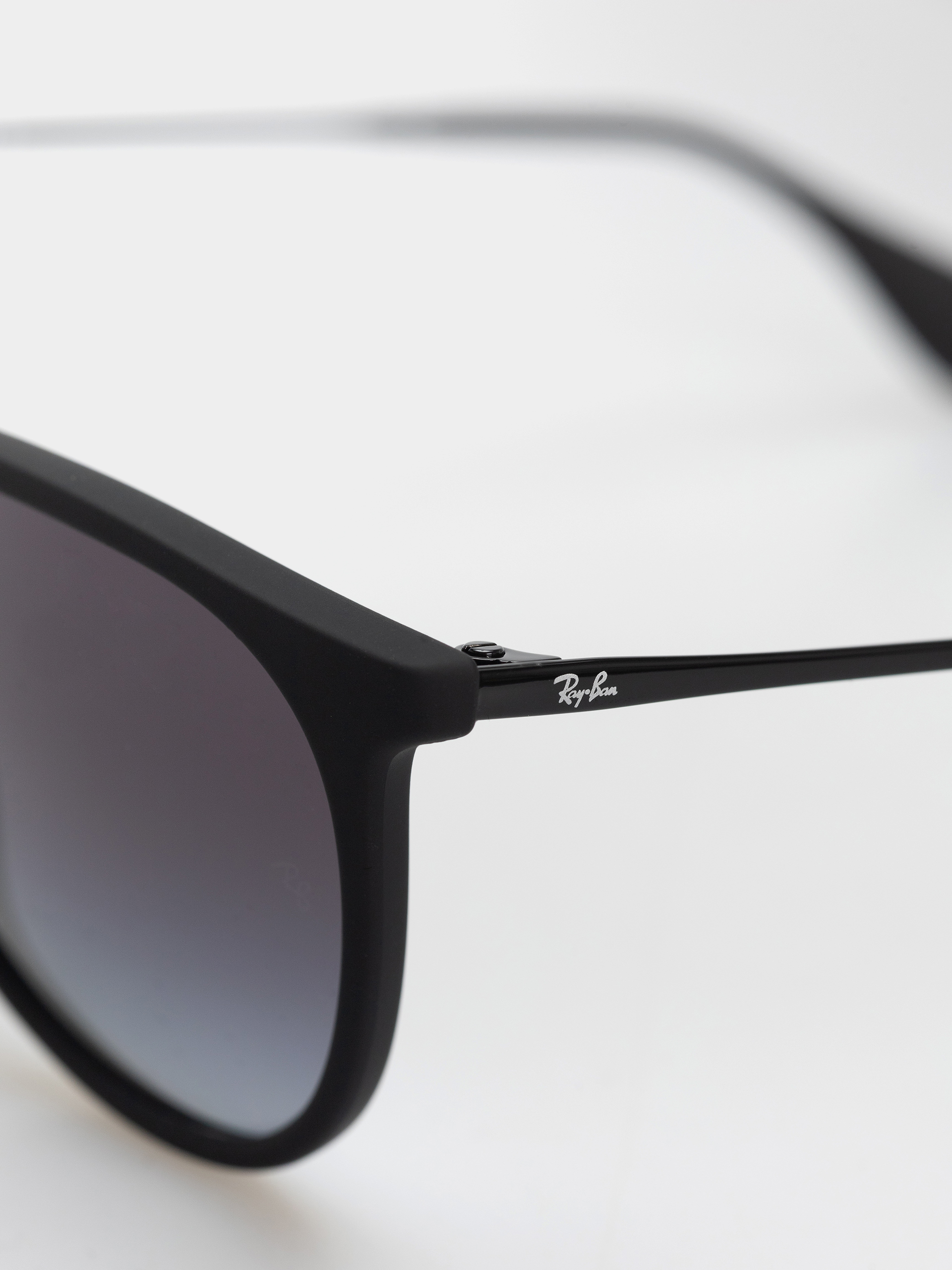 Napszemüvegek Ray-Ban Erika Classic (matowy guma czarny/szary gradalny)