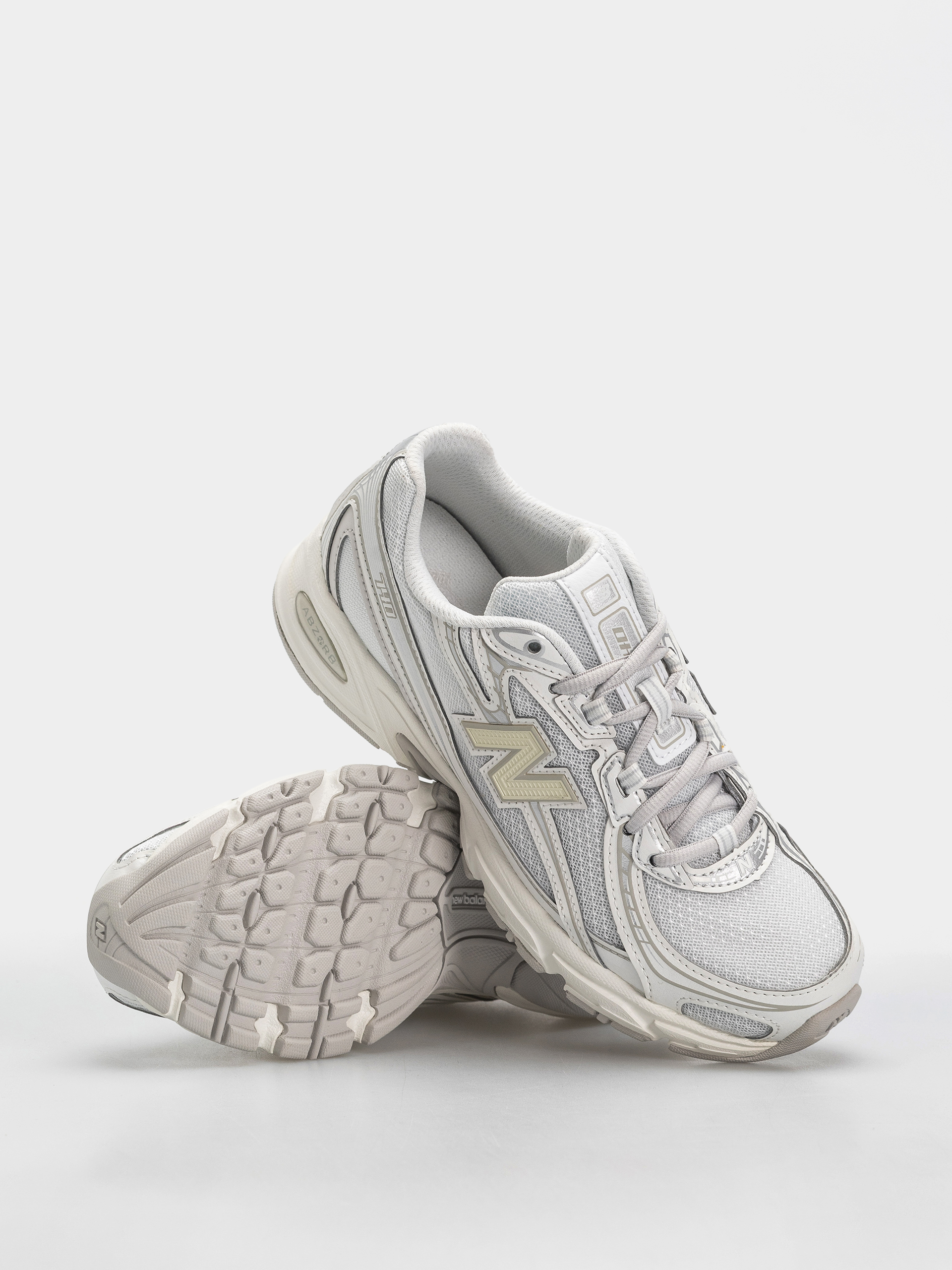 New Balance 740 Cipők (white/silver metallic)