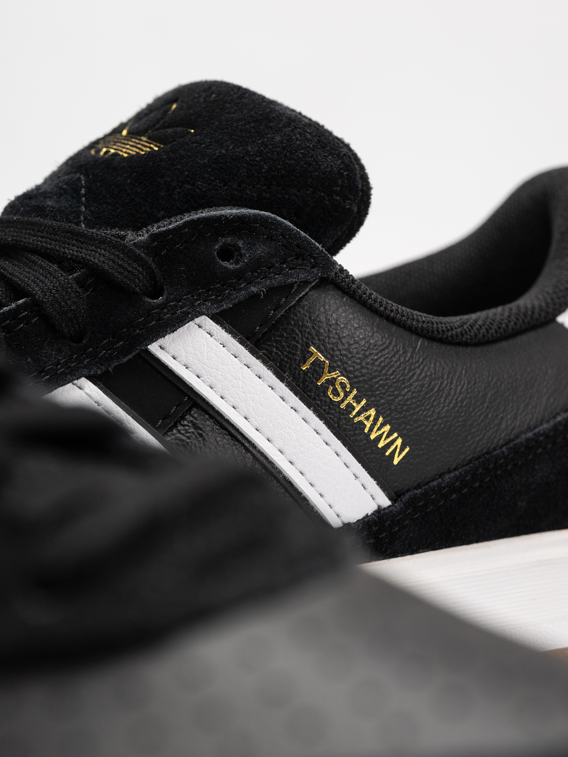 adidas Tyshawn II Cipők (cblack/ftwwht/gum4)