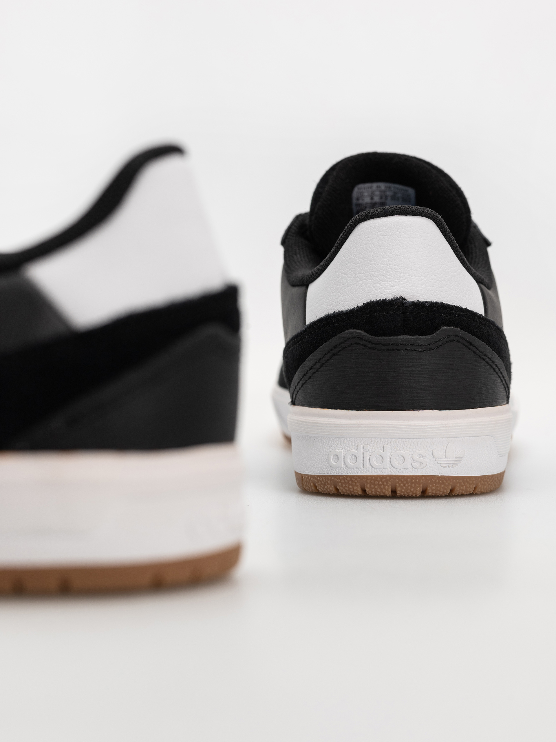 adidas Tyshawn II Cipők (cblack/ftwwht/gum4)