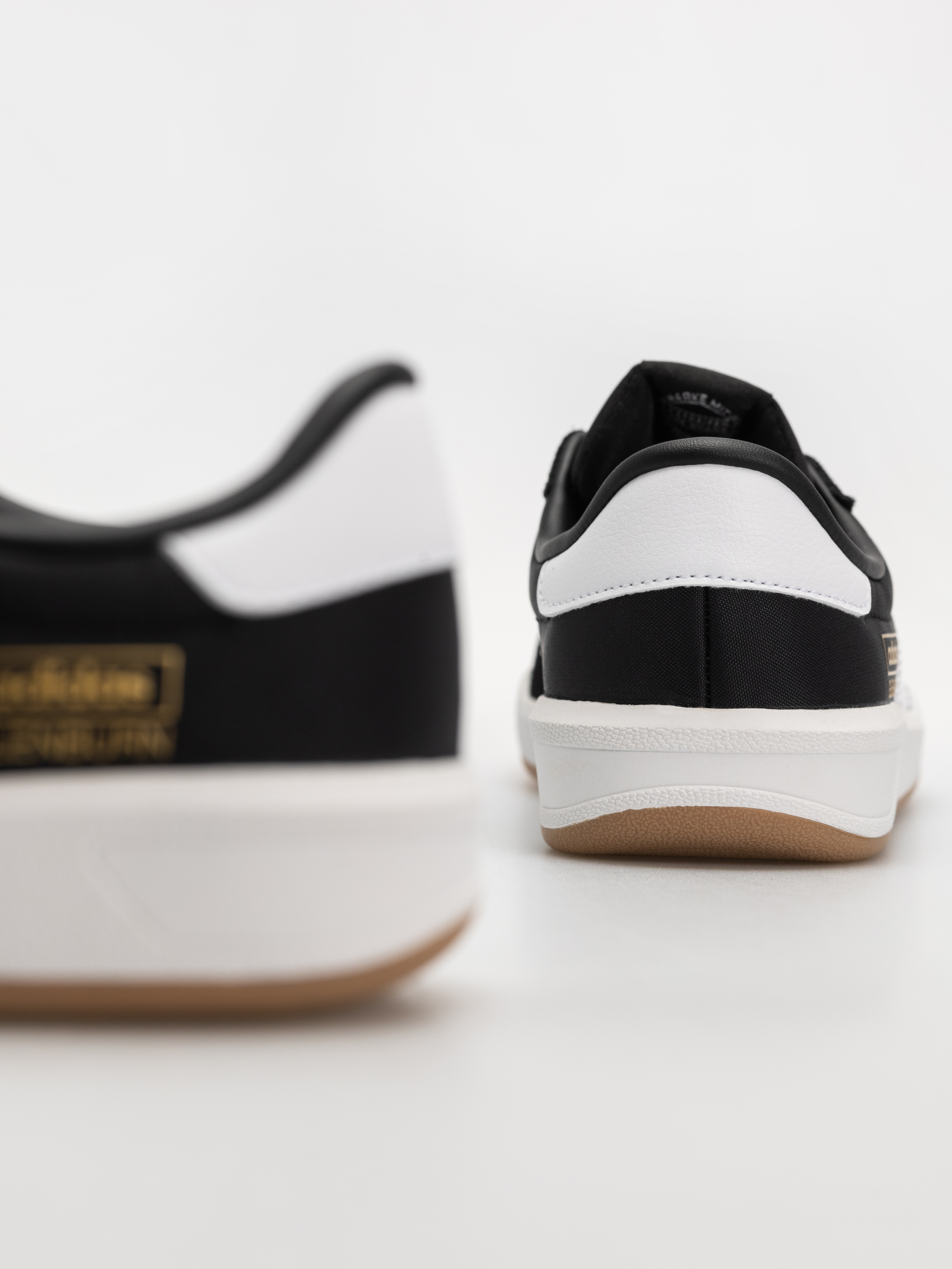 adidas Glenburn Cipők (cblack/ftwwht/gum4)