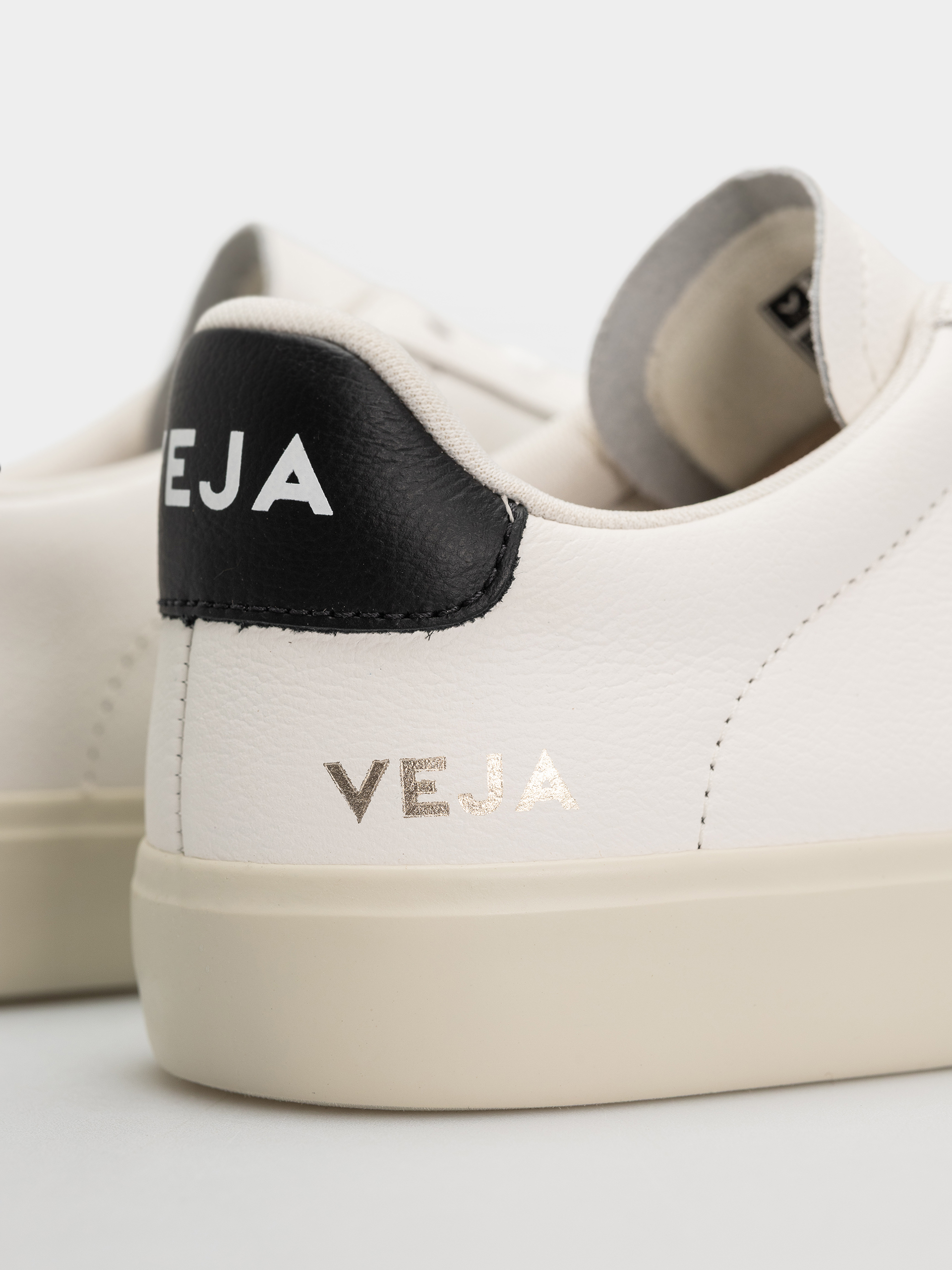 Veja Campo Wmn Cipők (white silver black)