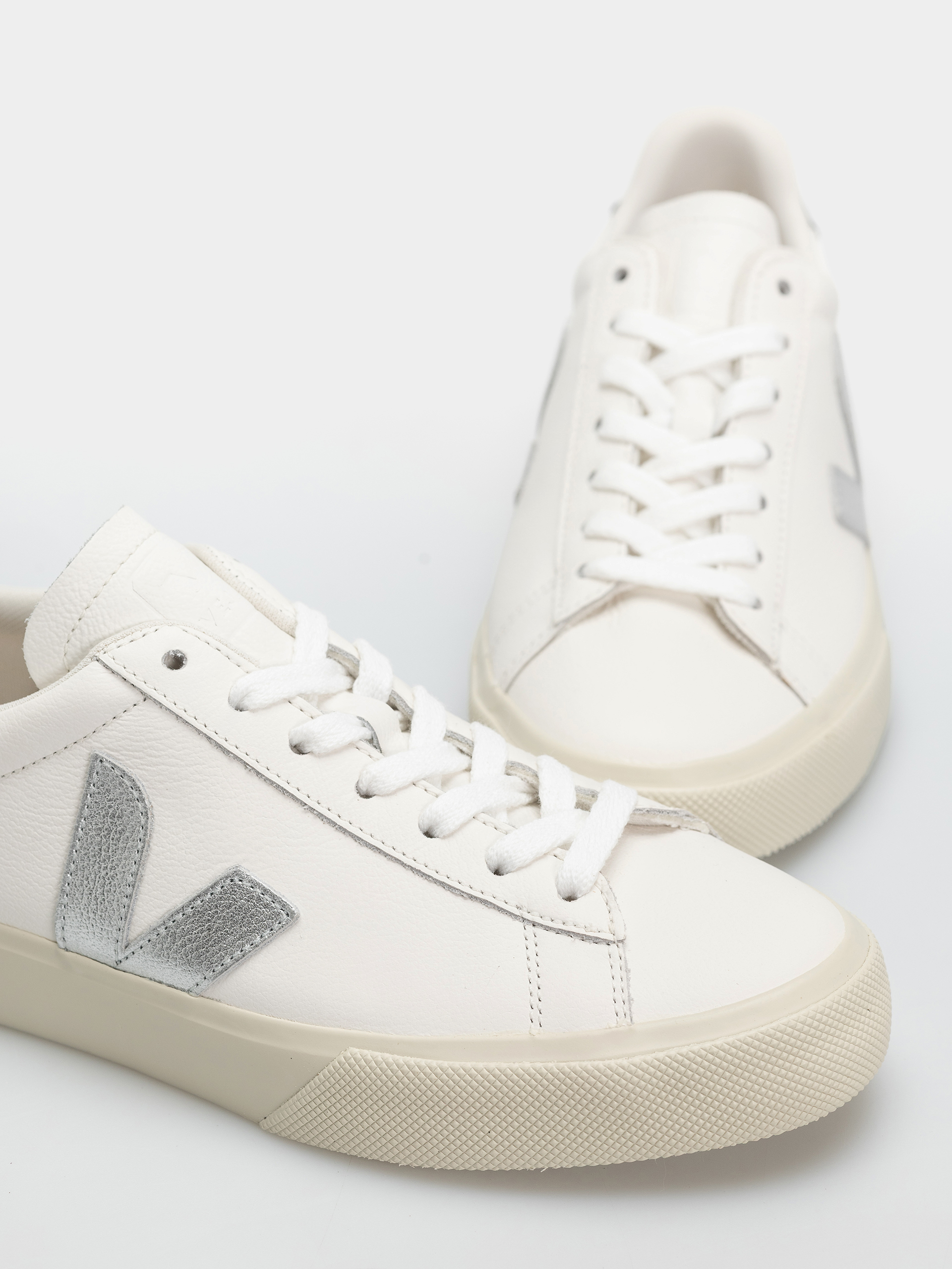 Veja Campo Wmn Cipők (white silver black)
