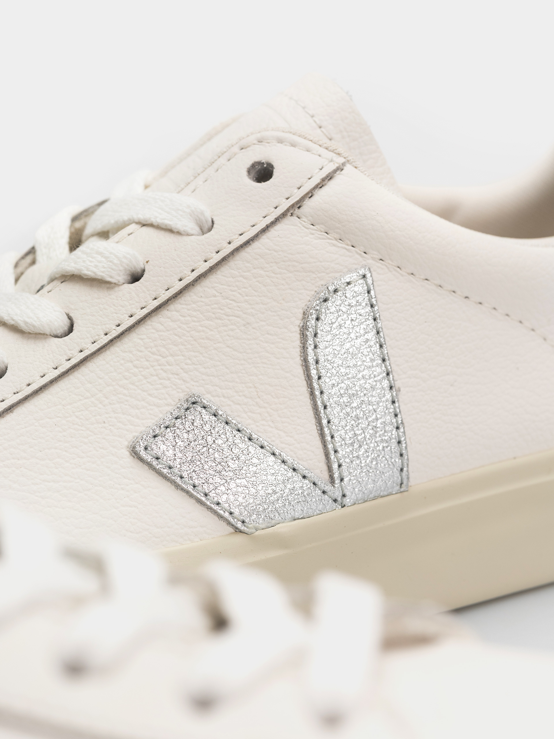 Veja Campo Wmn Cipők (white silver black)
