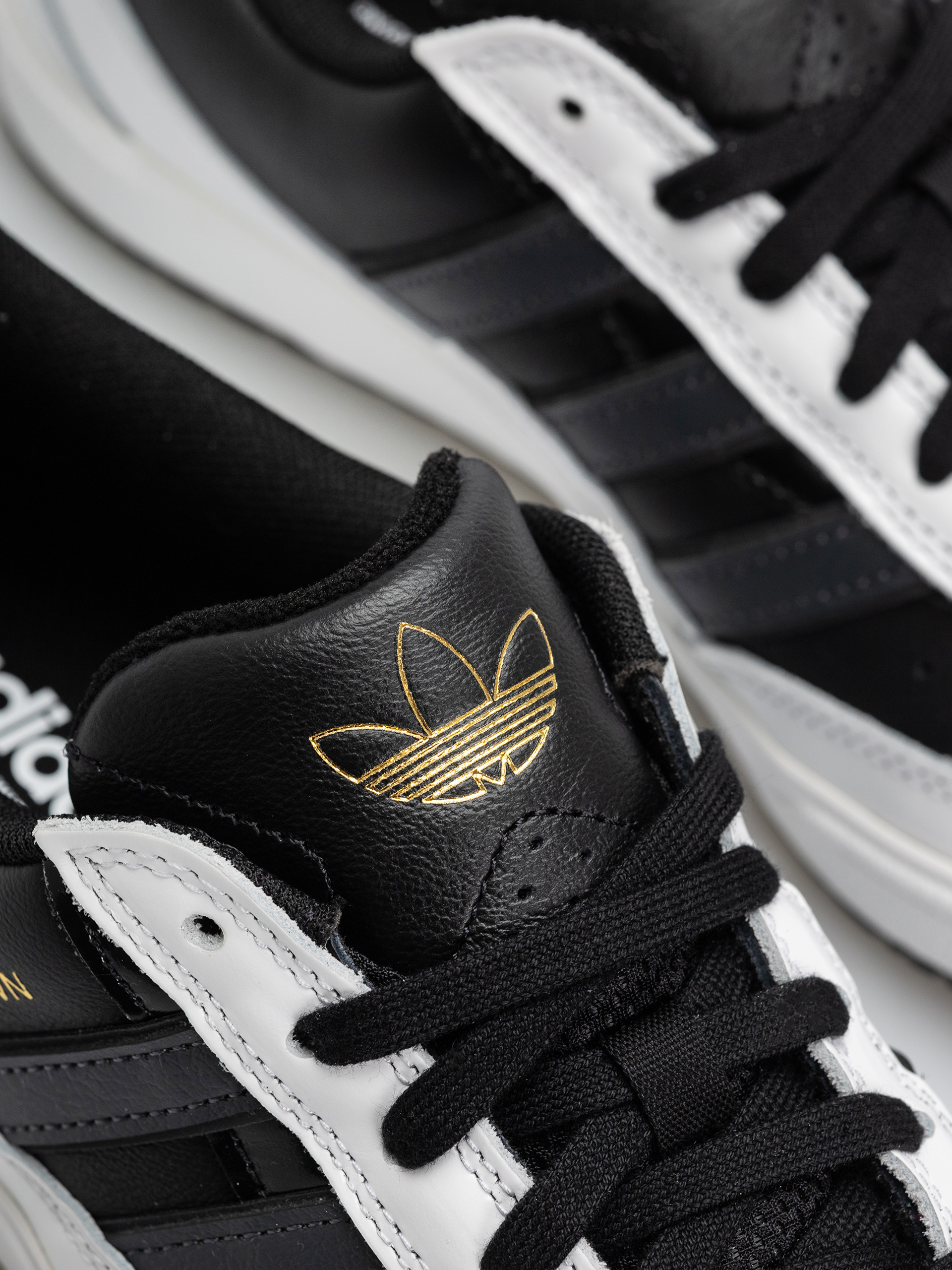 adidas Tyshawn II Cipők (cblack/carbon/ftwwht)