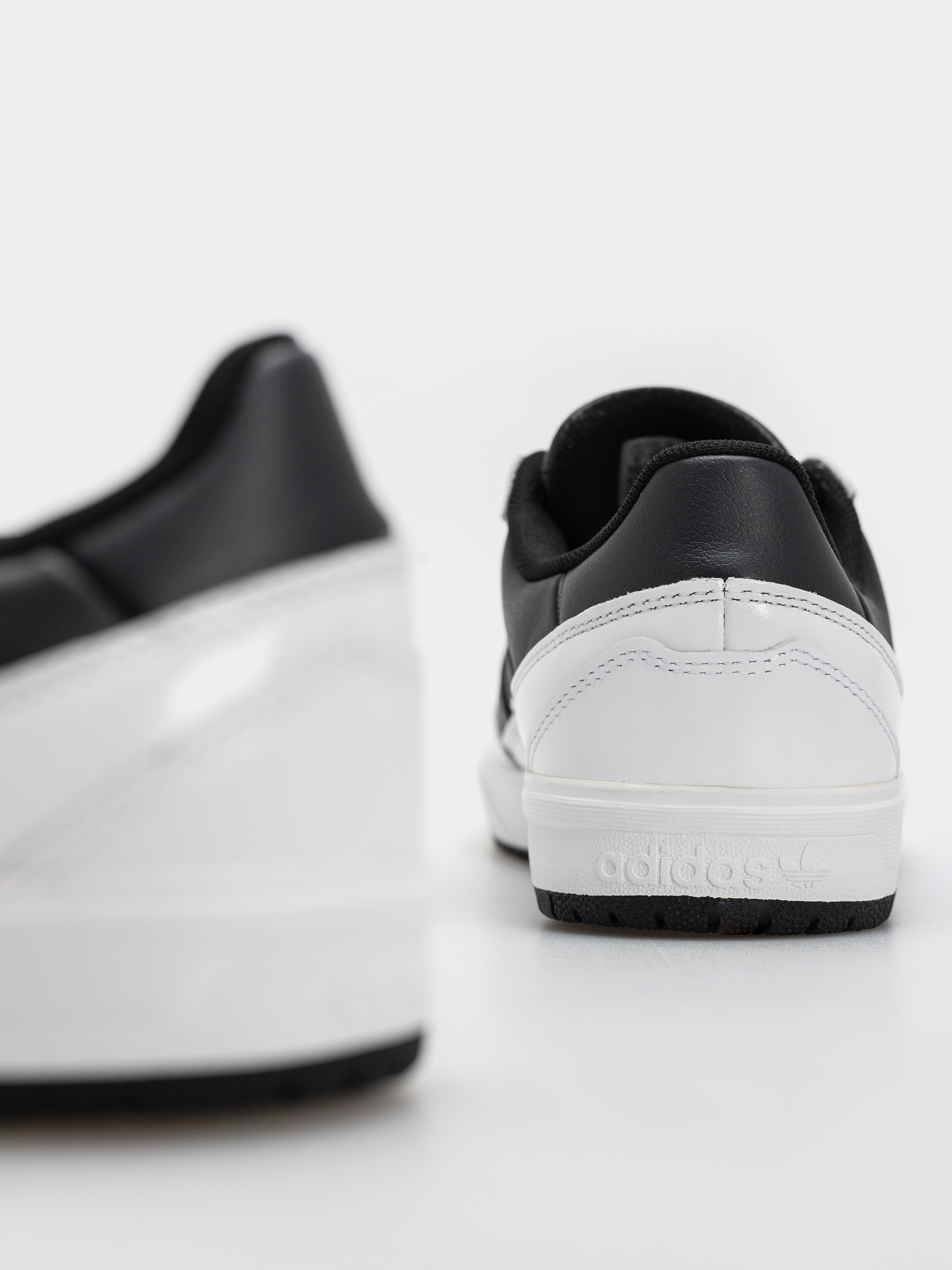 adidas Tyshawn II Cipők (cblack/carbon/ftwwht)