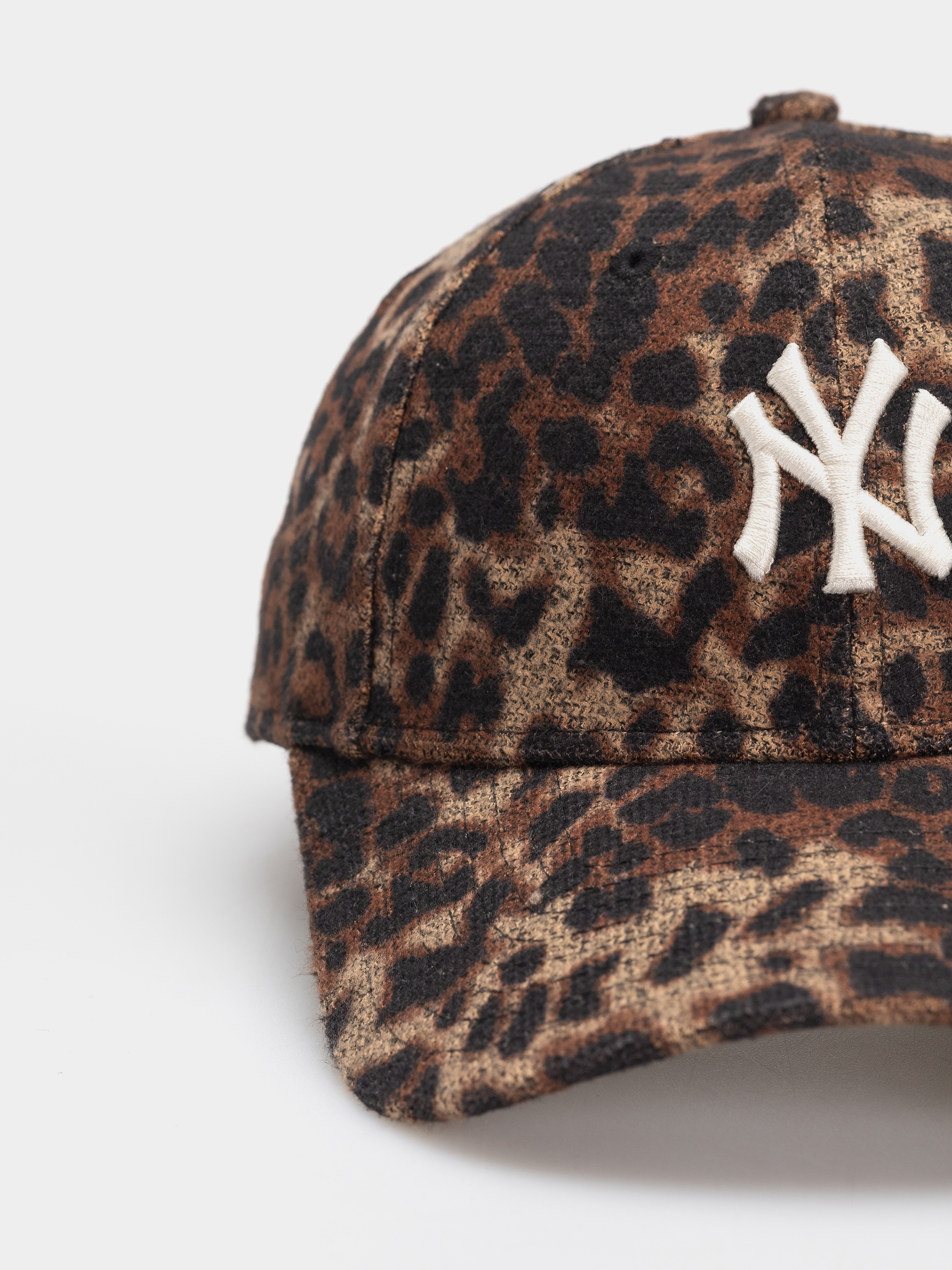 Baseball sapka New Era Cosy Leopard 9Forty New York Yankees Wmn (dark leo)
